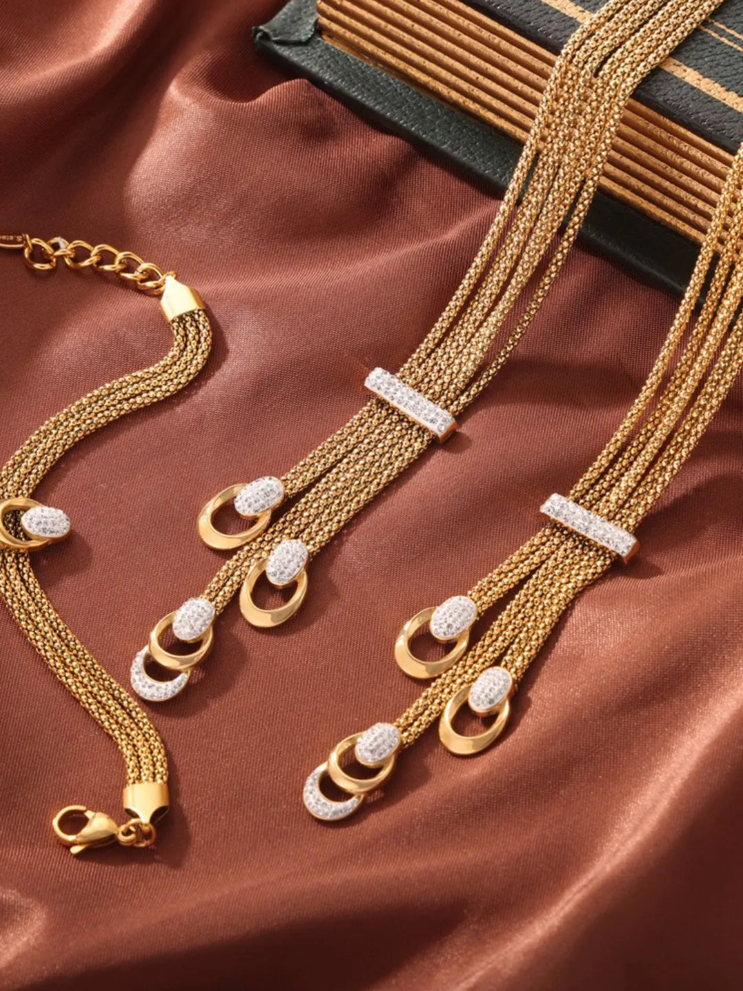 ENAMEL LAYER NECKLACE