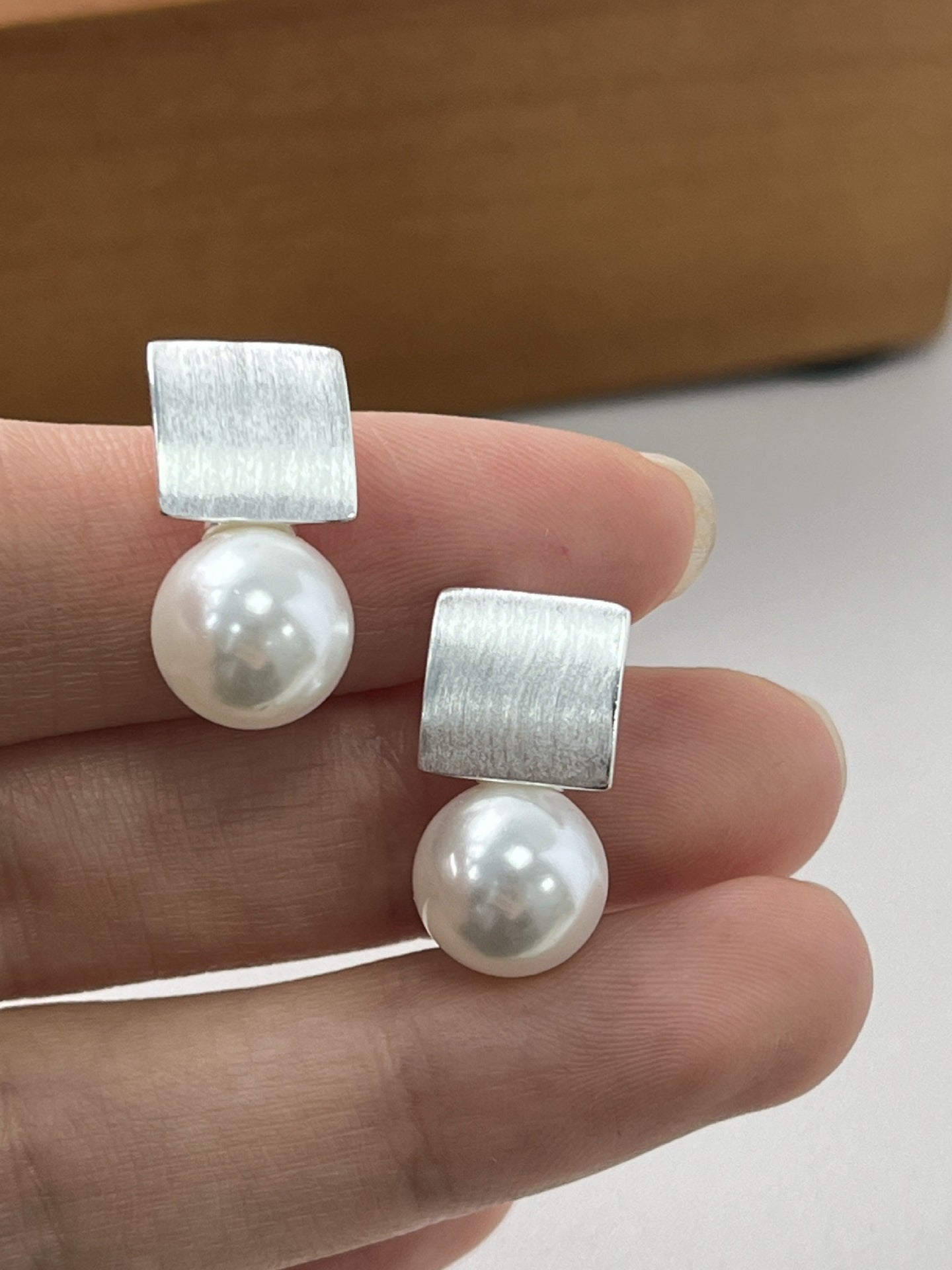 RETRO SHELL PEARL EARRINGS
