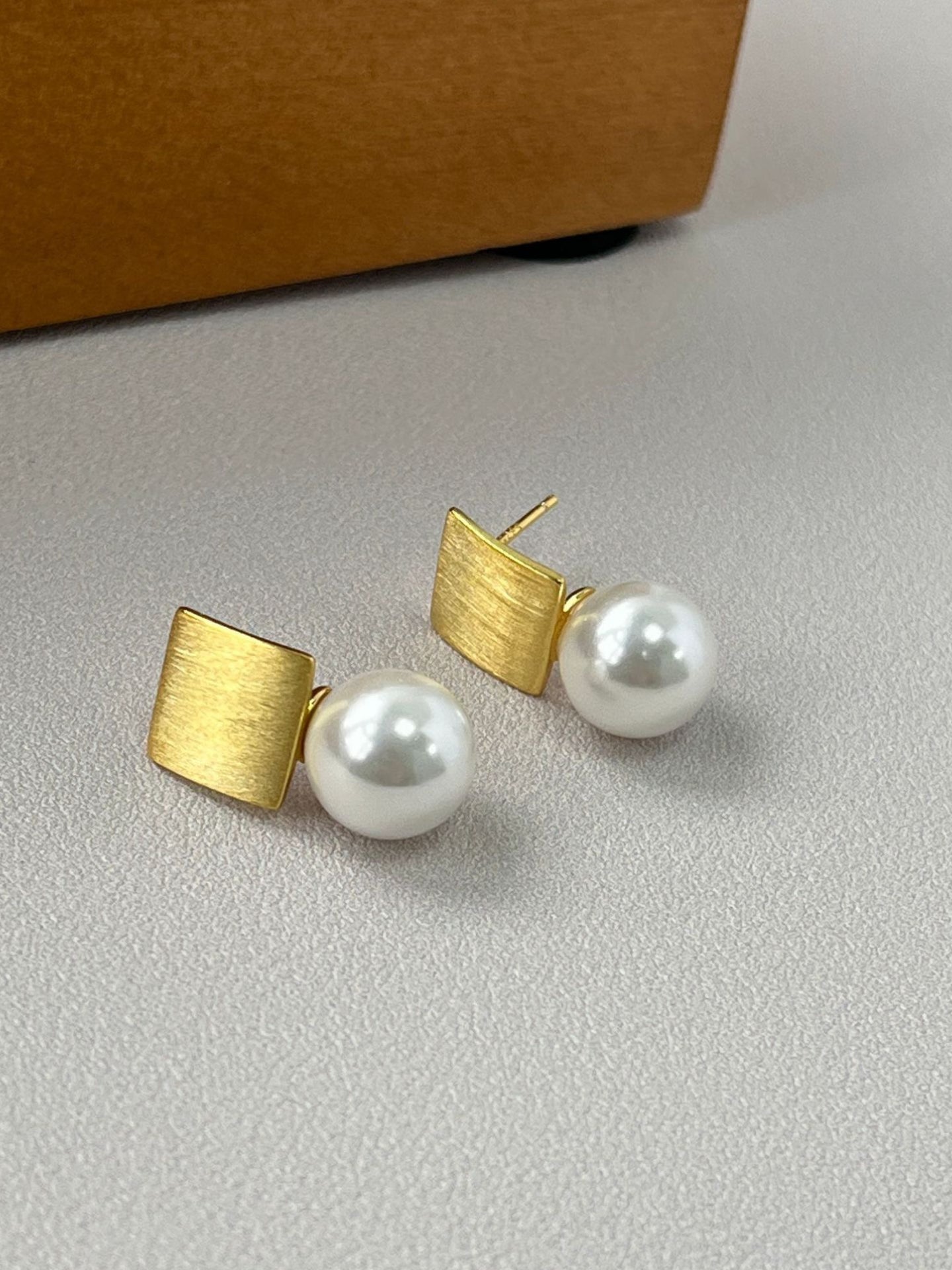 RETRO SHELL PEARL EARRINGS