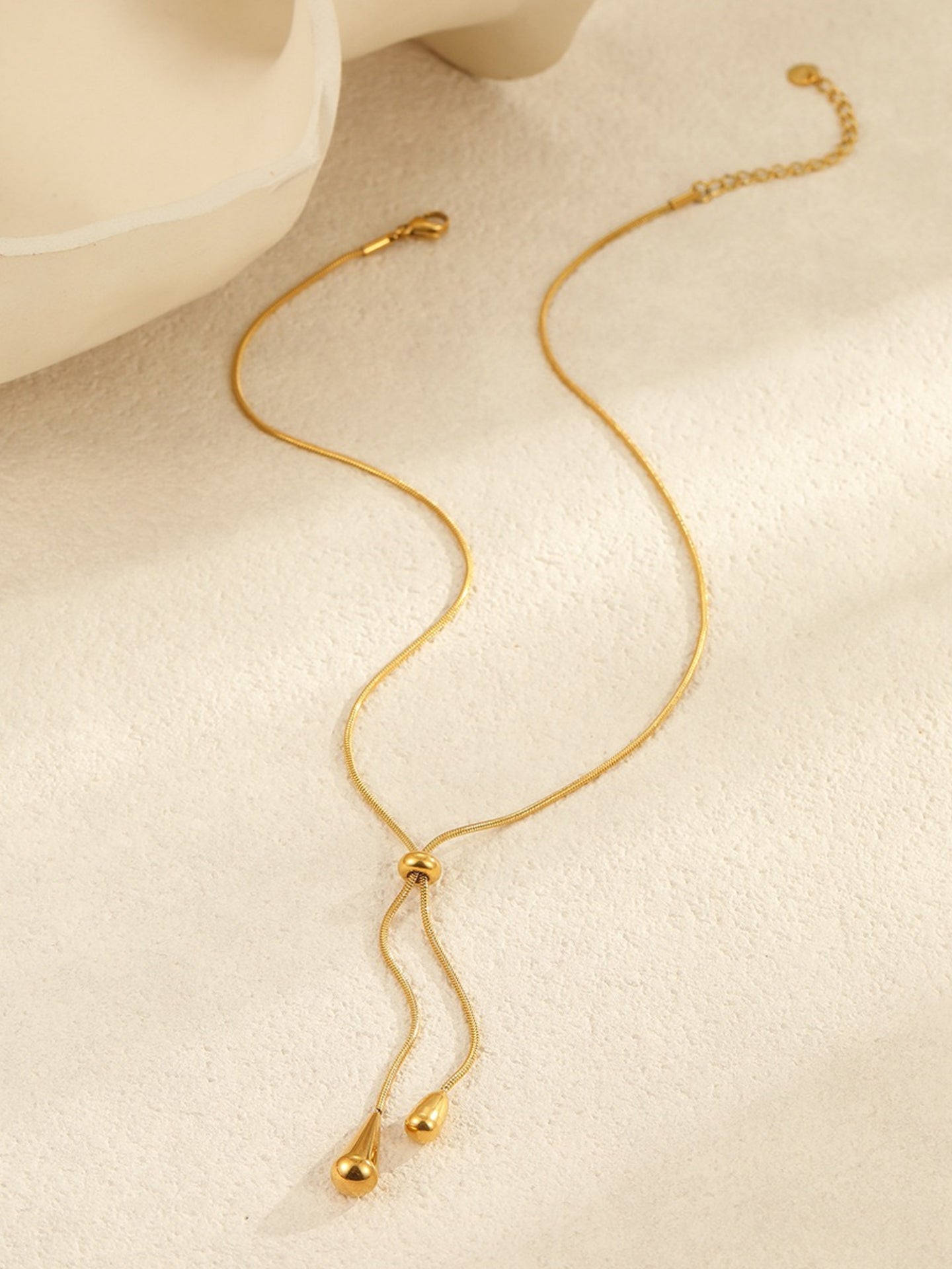 MINIMALIST WATERDROP NECKLACE