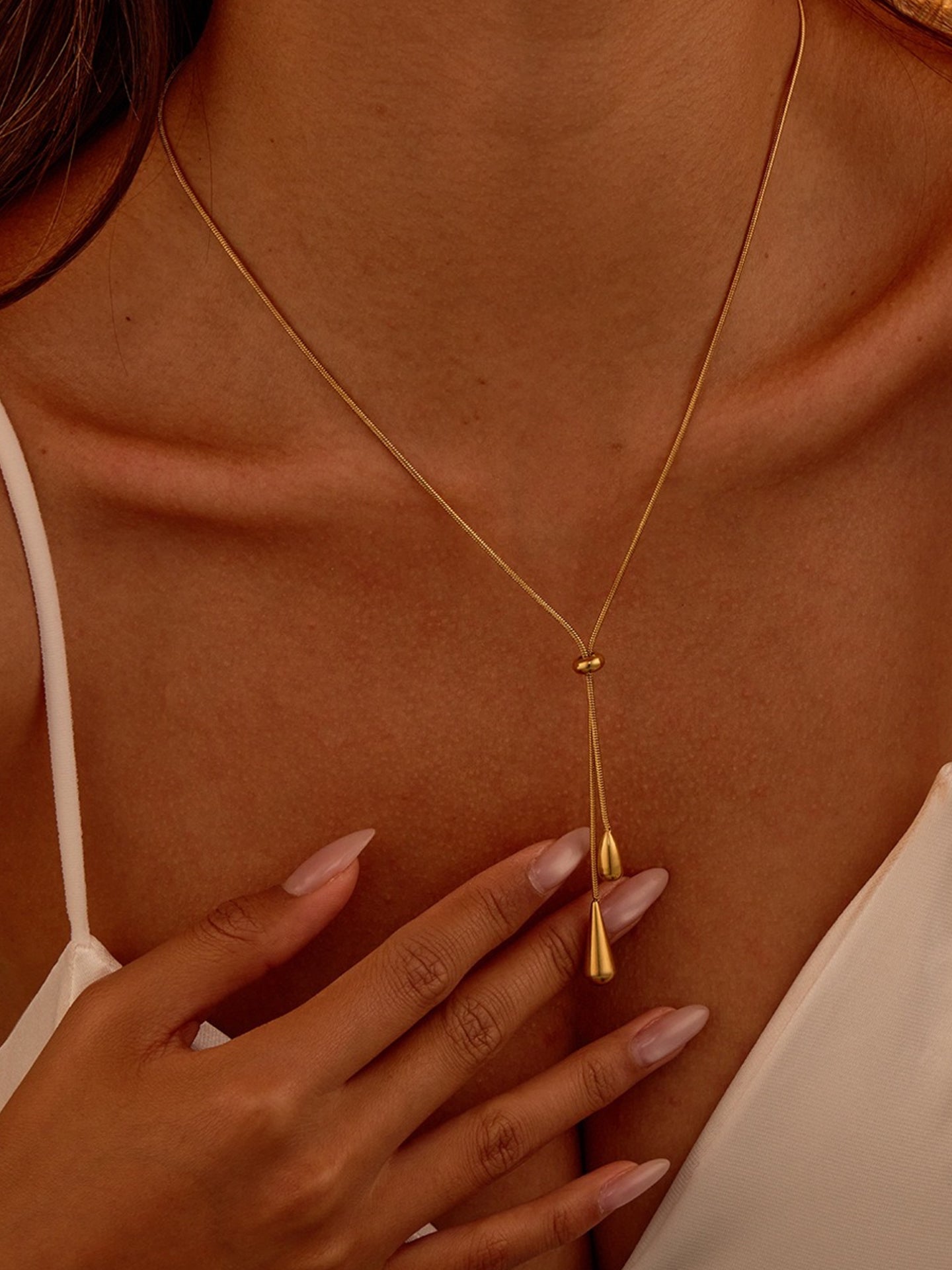 MINIMALIST WATERDROP NECKLACE