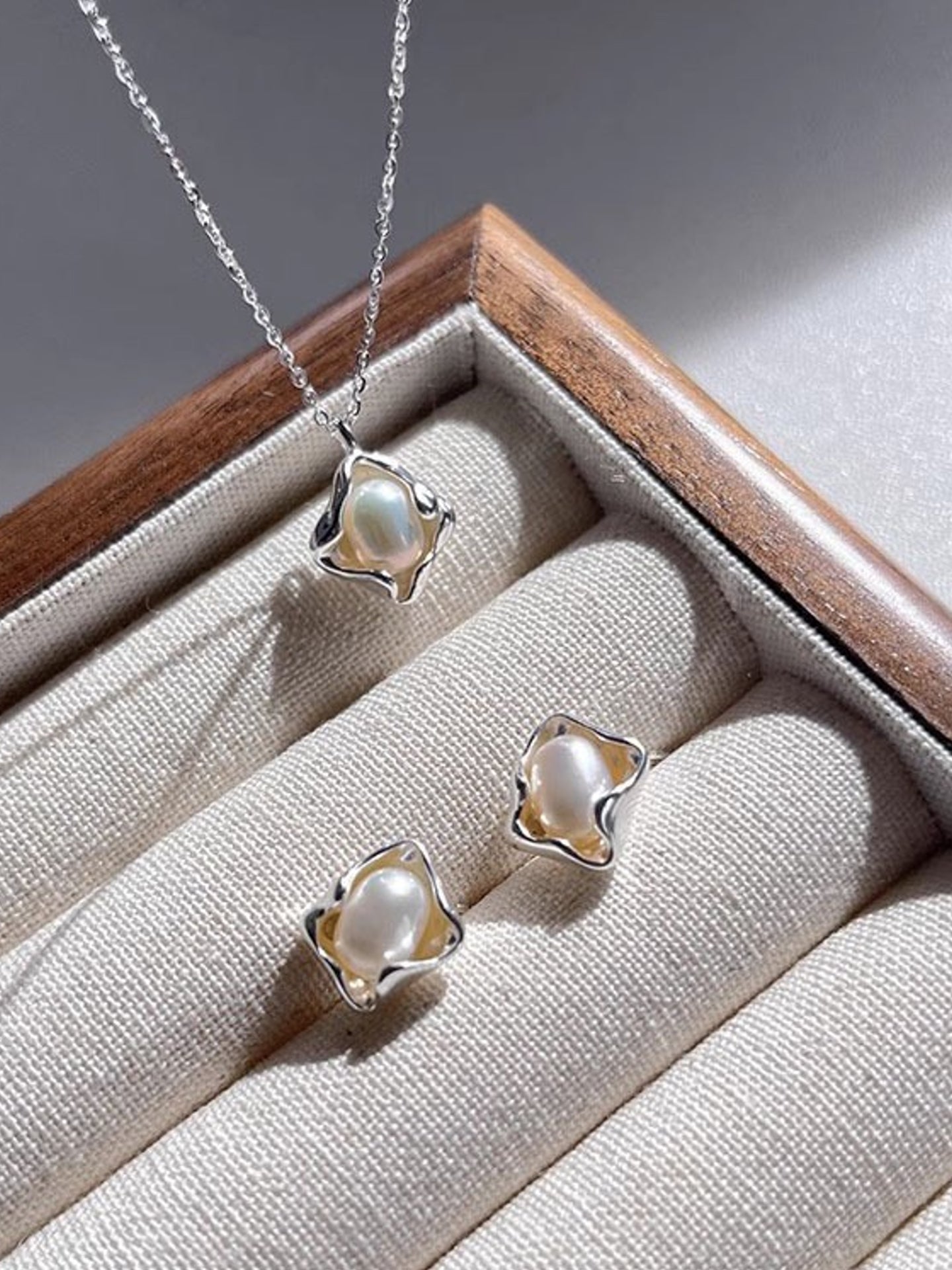 FRESHWATER PEARL EARRINGS