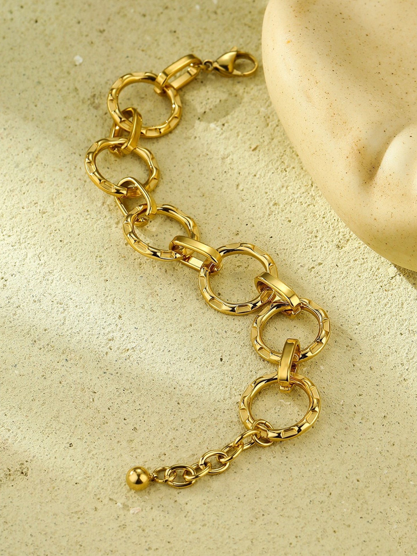 STATEMENT ROUND NECKLACE