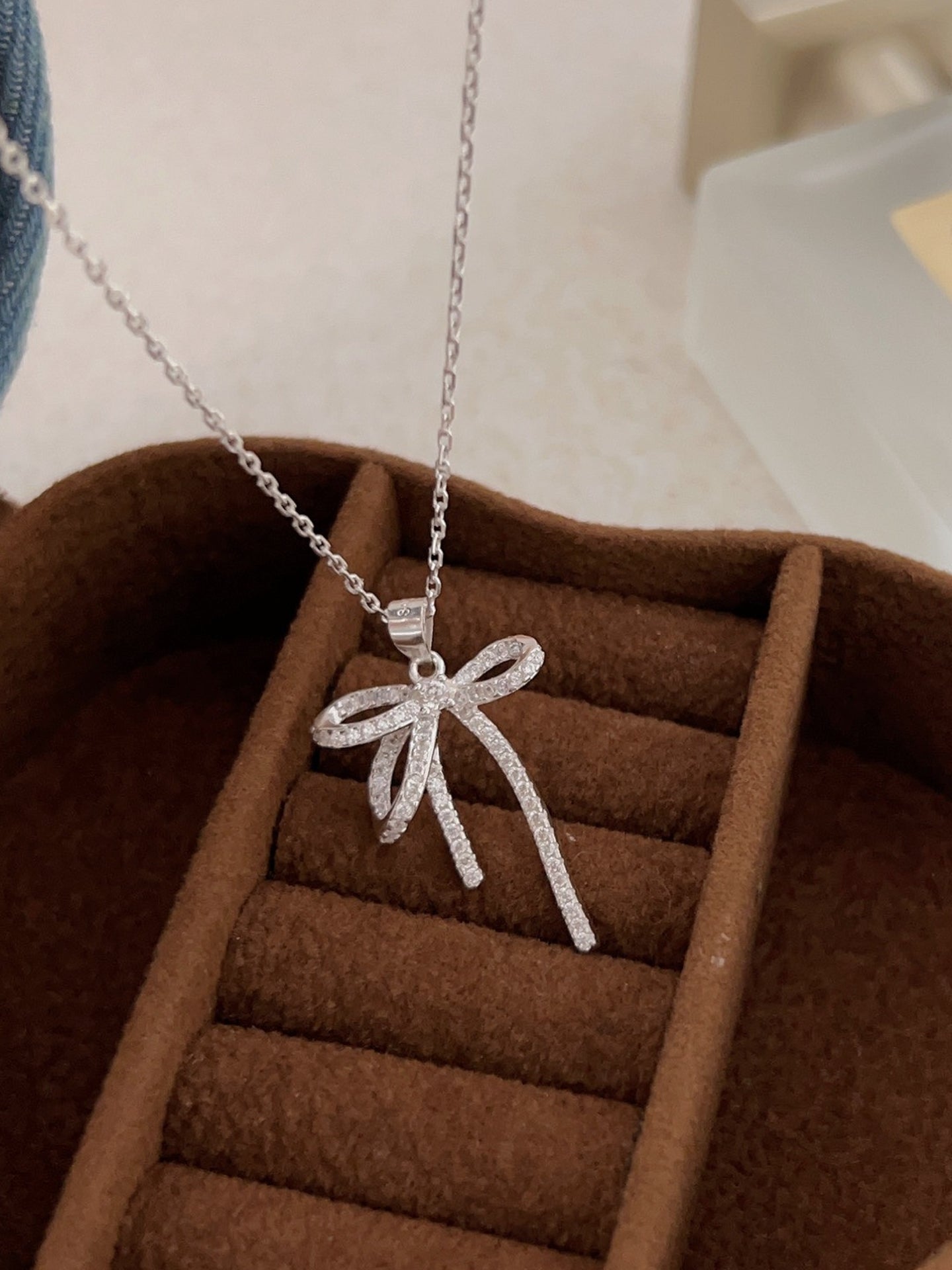 BOW NECKLACE