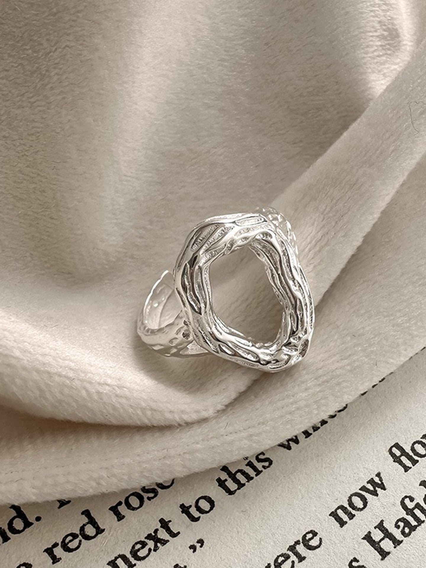 TEXTURED CUTOUT RING