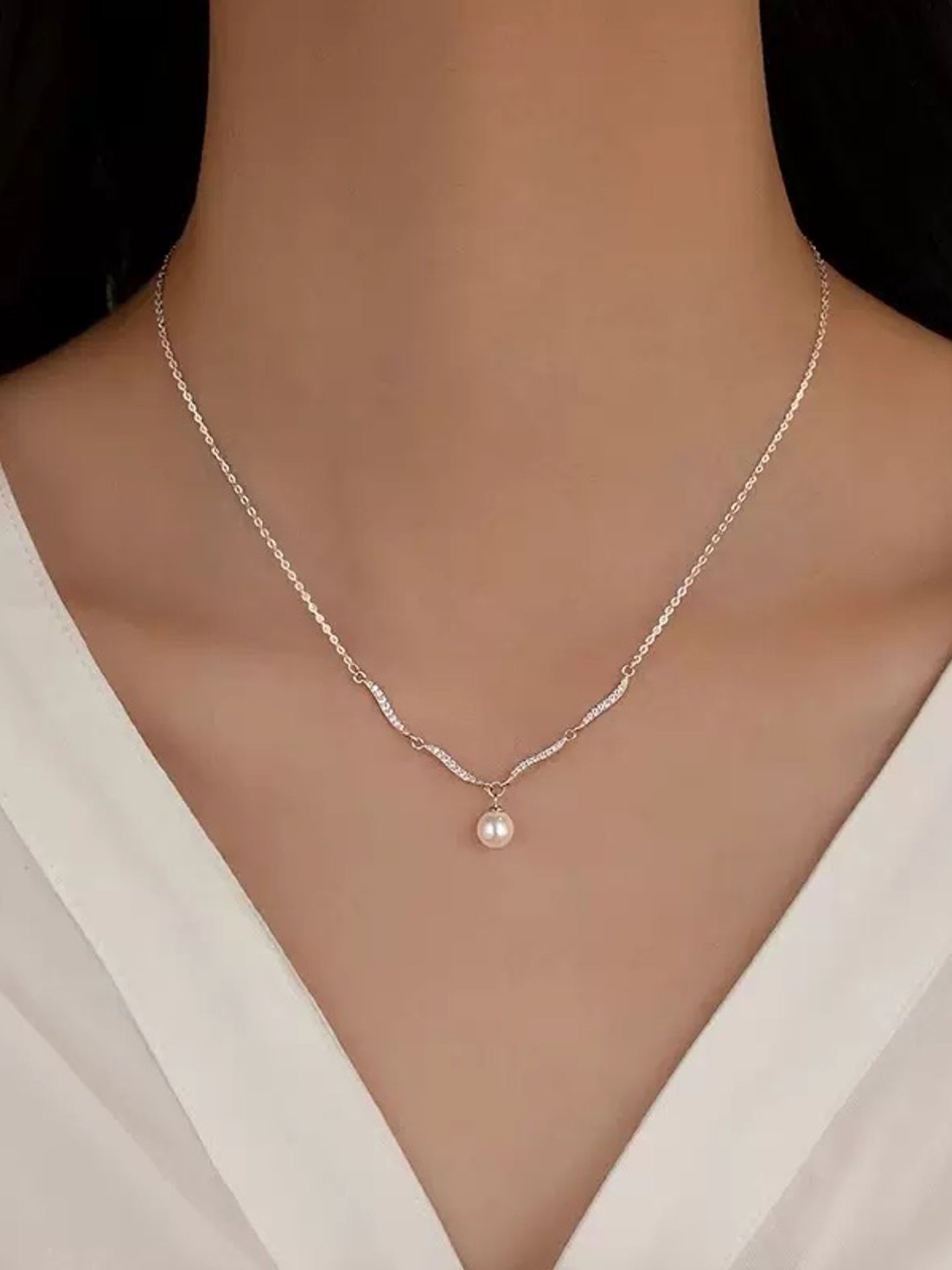 FLUID SILVER NECKLACE