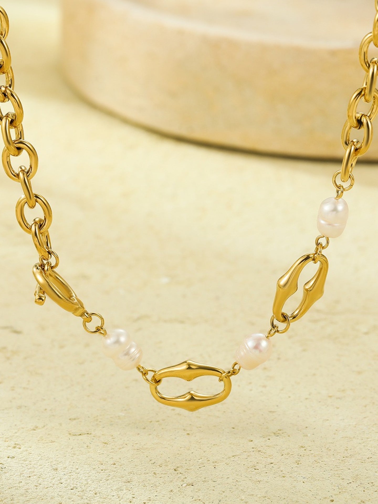 GEOMETRIC SHELL PEARL NECKLACE