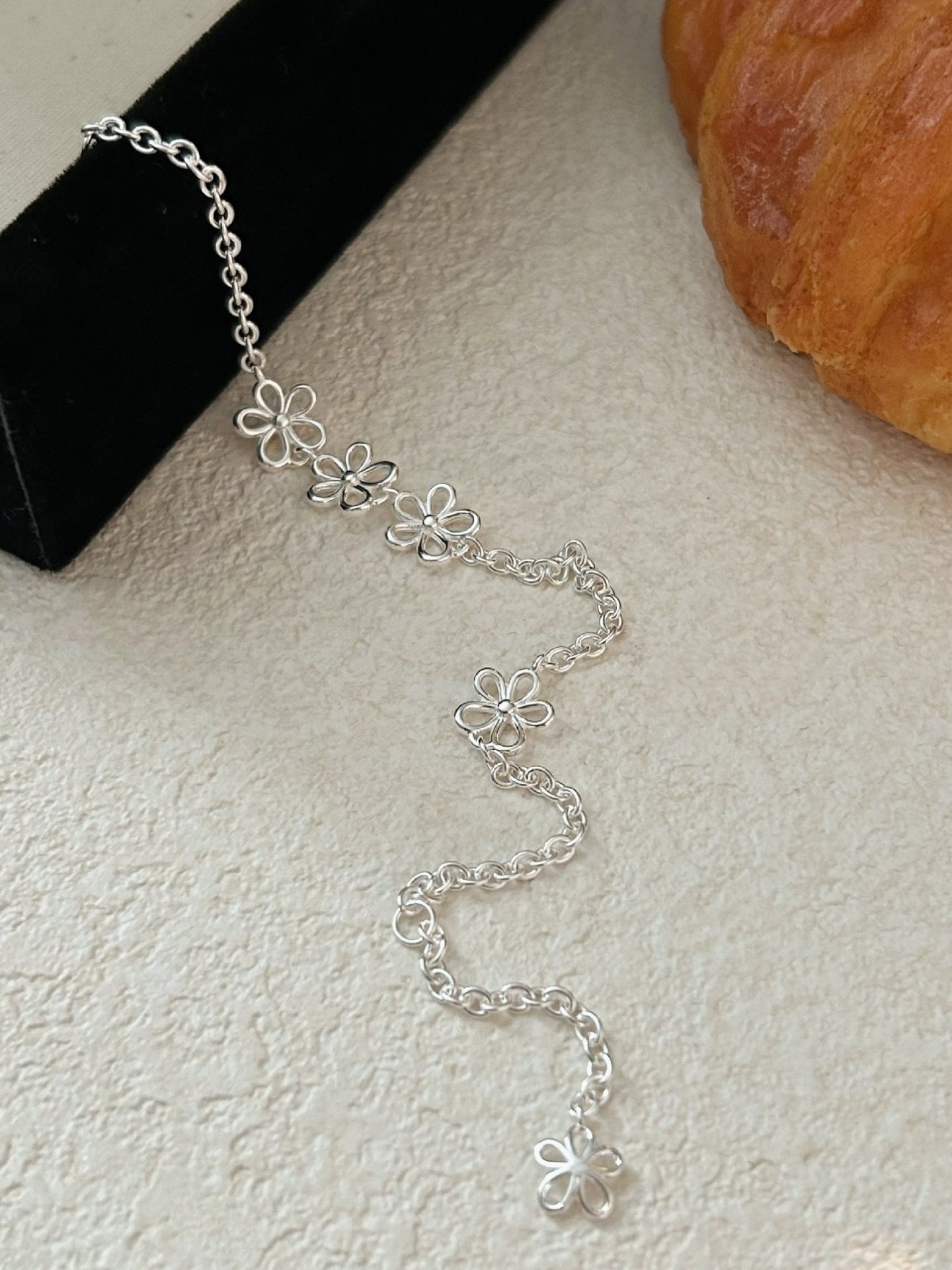 OPENWORK FLOWER BRACELET