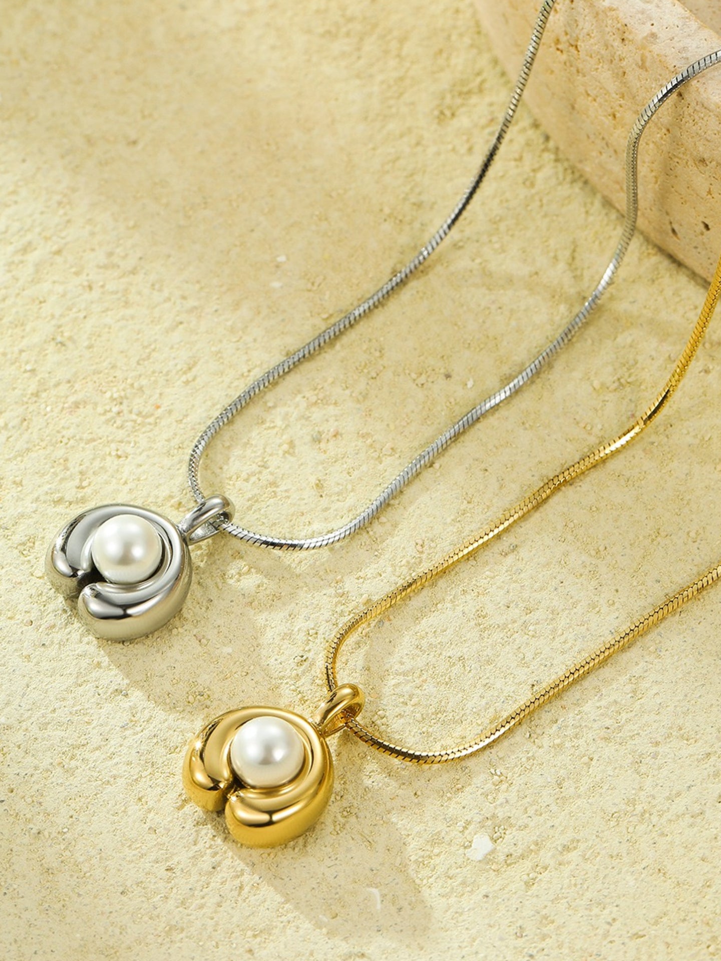 LUNA PEARL NECKLACE