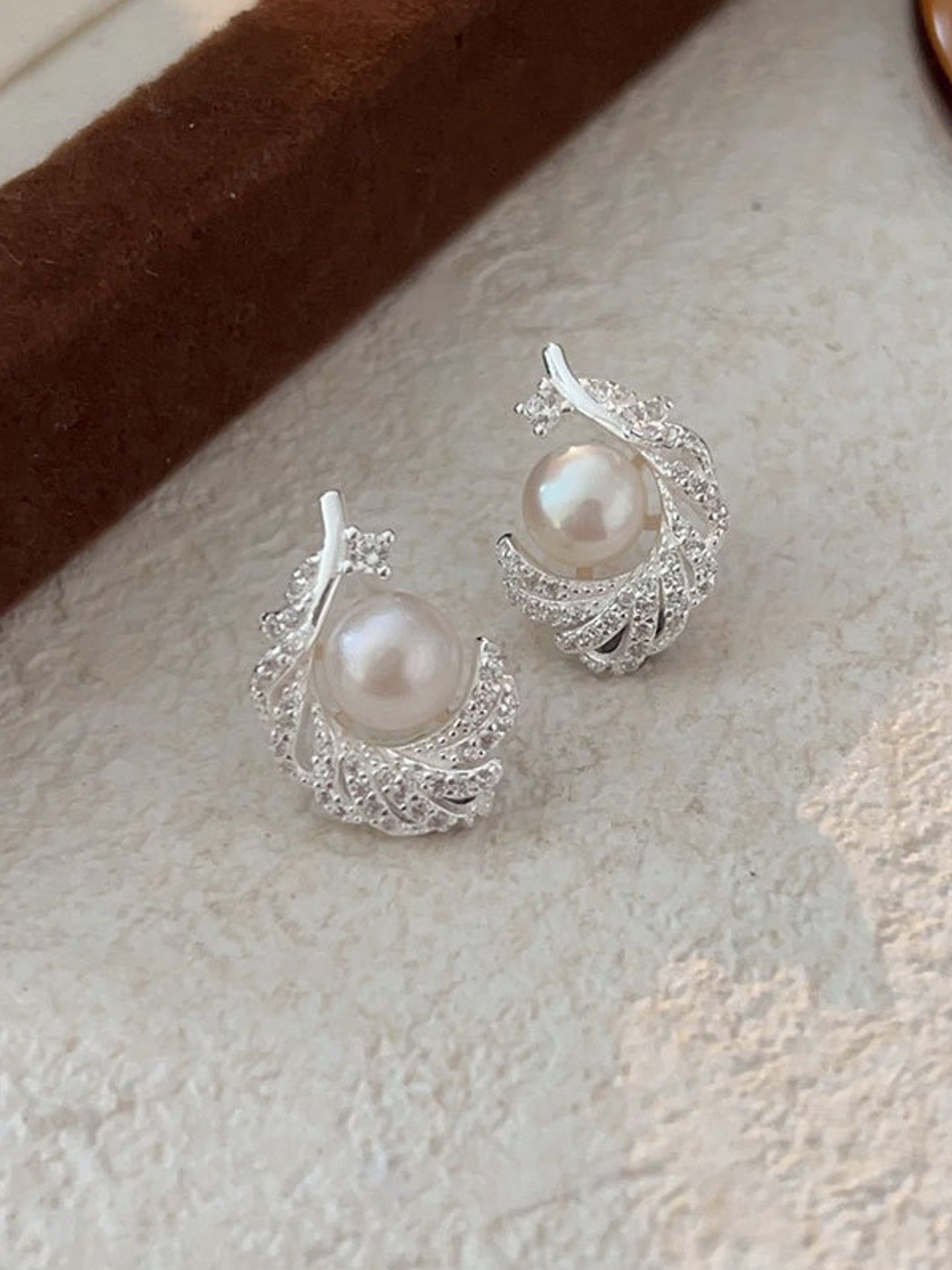 FEATHER PEARL EARRINGS