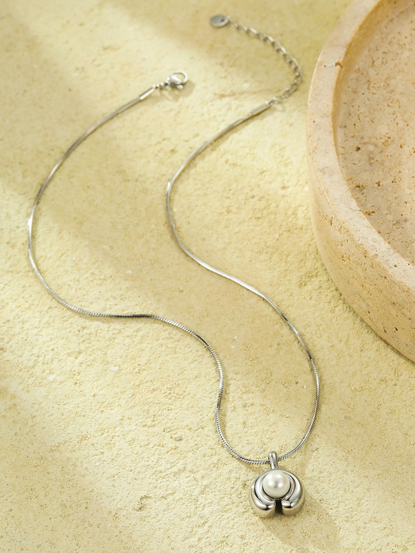 LUNA PEARL NECKLACE