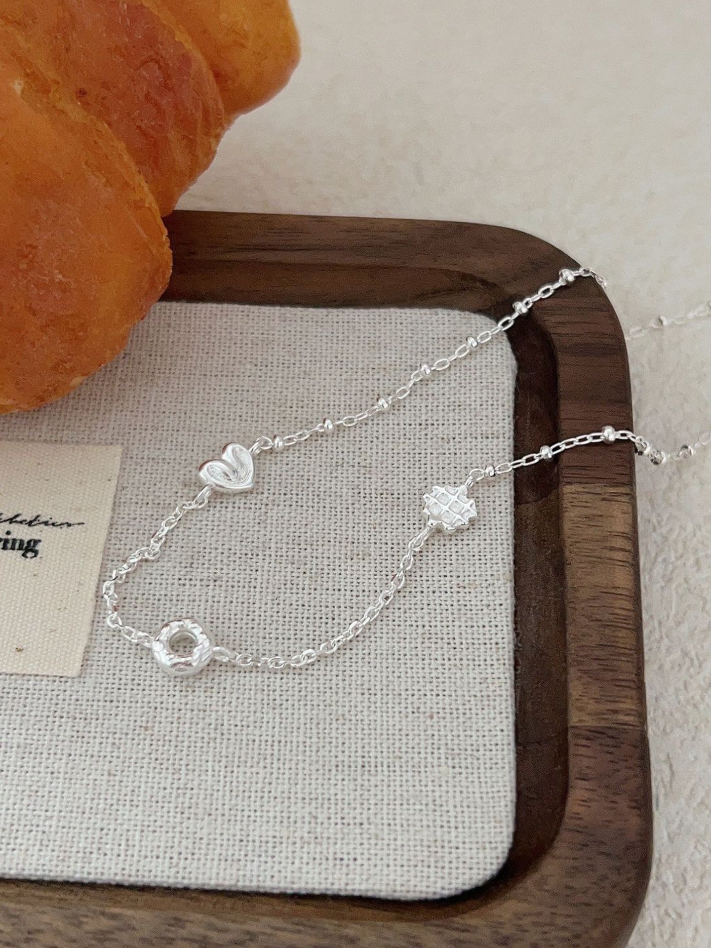 BREAD HEAD NECKLACE