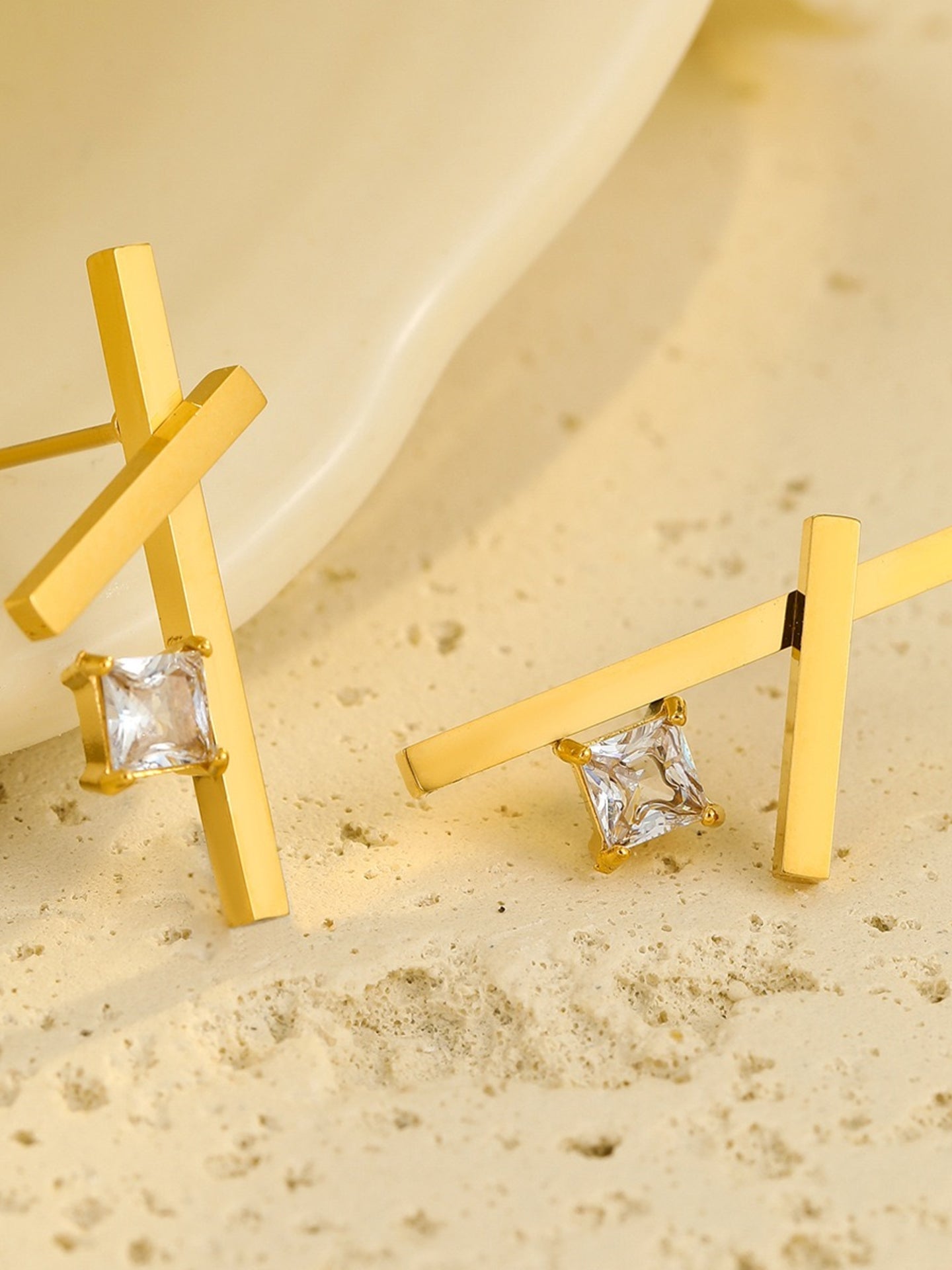 LINE CROSS EARRINGS