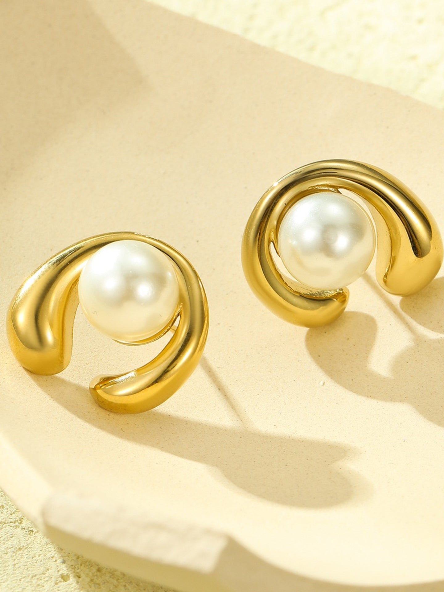 C-SHAPED SHELL PEARL EARRINGS