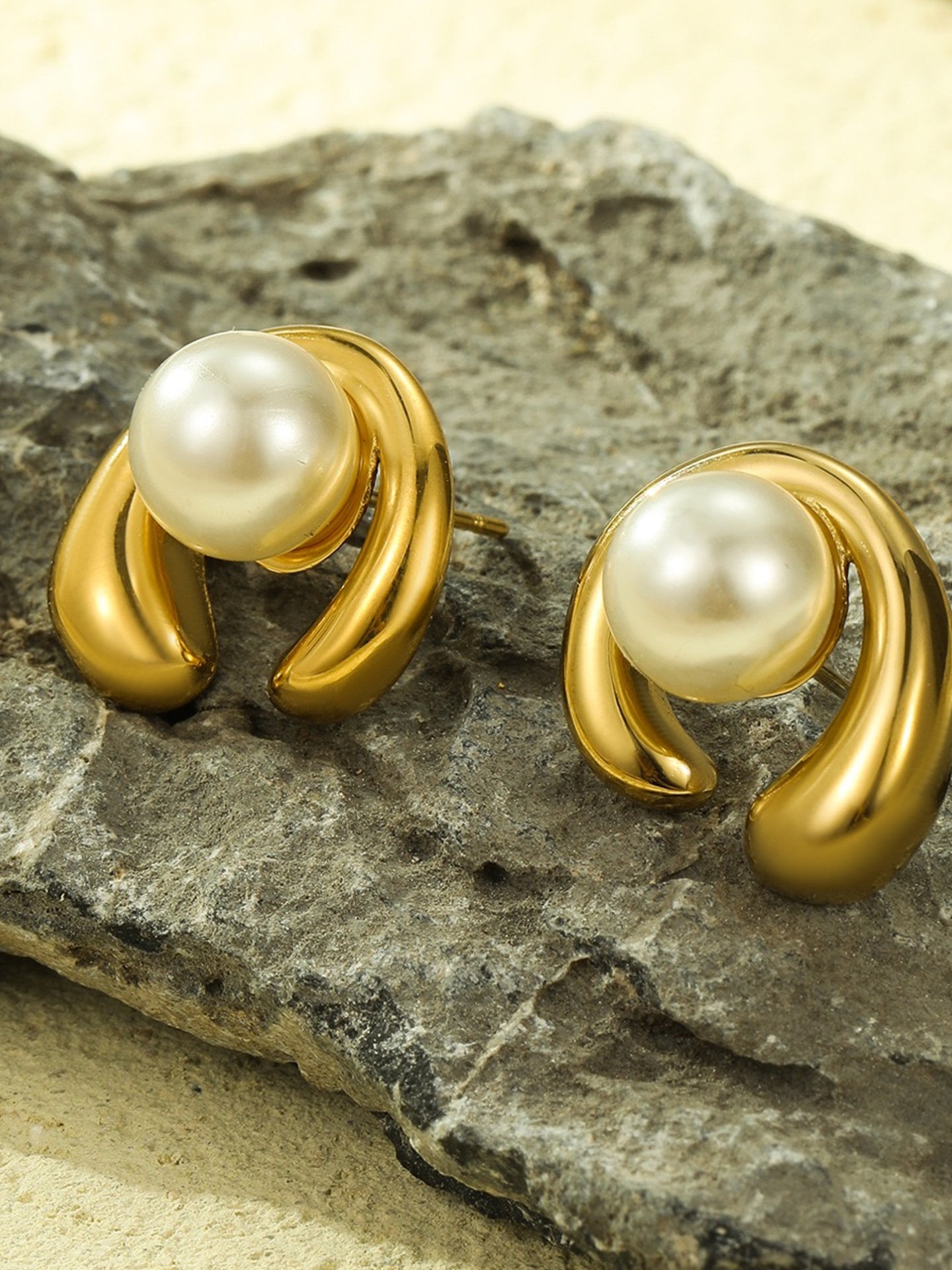 C-SHAPED SHELL PEARL EARRINGS