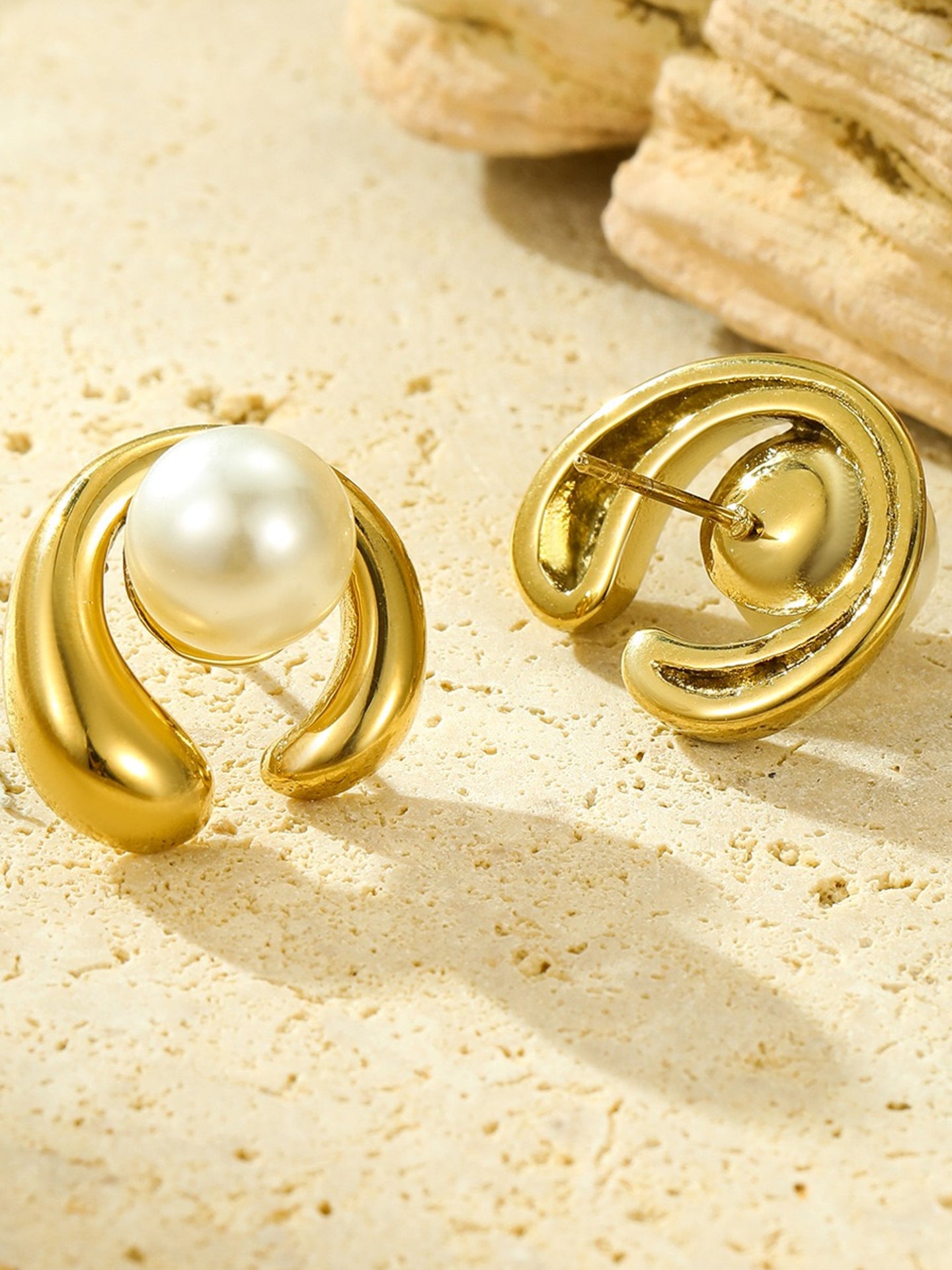 C-SHAPED SHELL PEARL EARRINGS