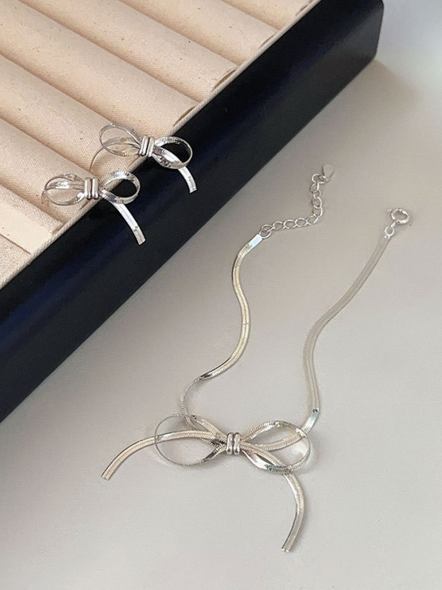 BLADE BOW BRACELET