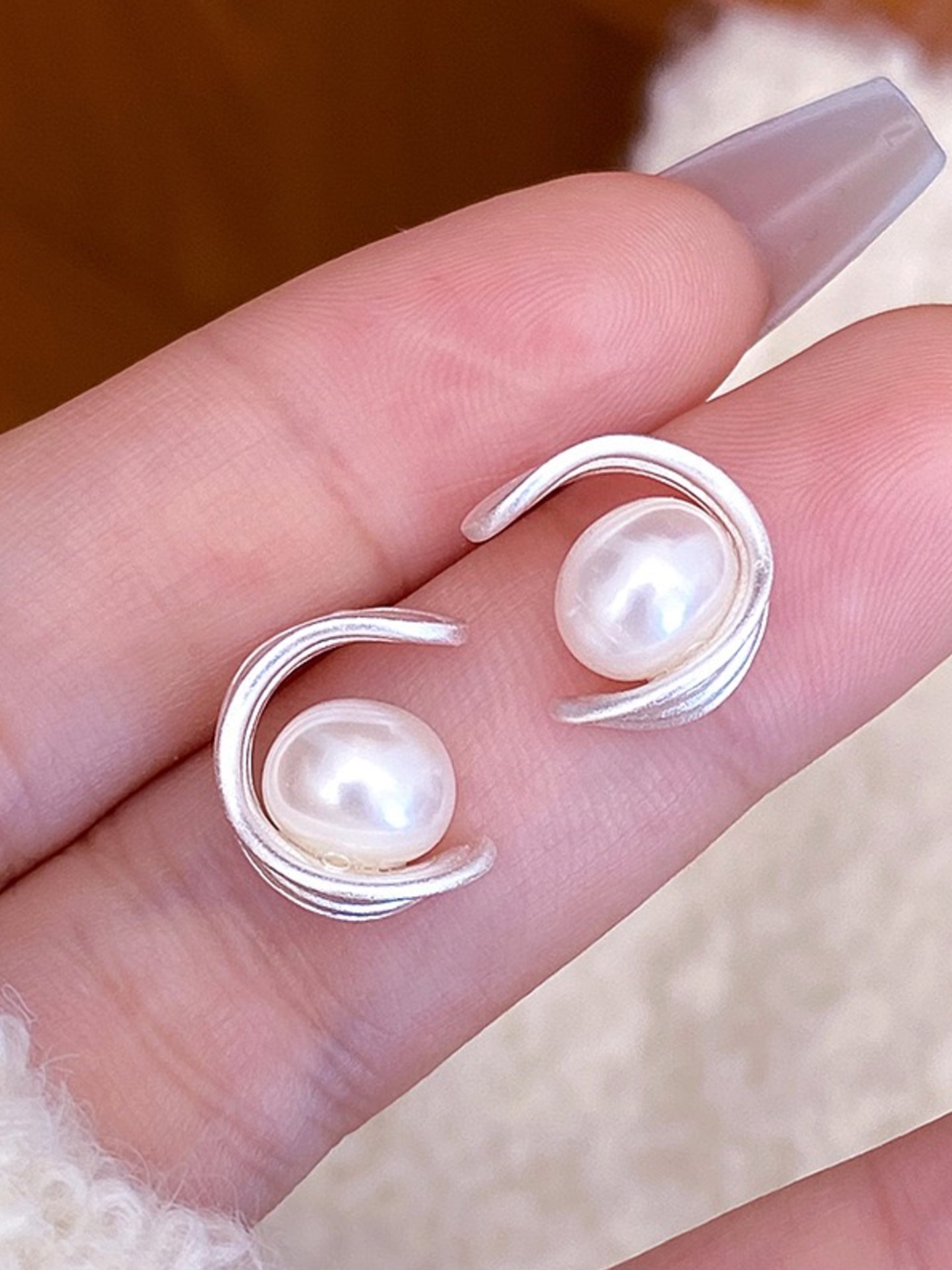 C-SHAPE PEARL EARRINGS