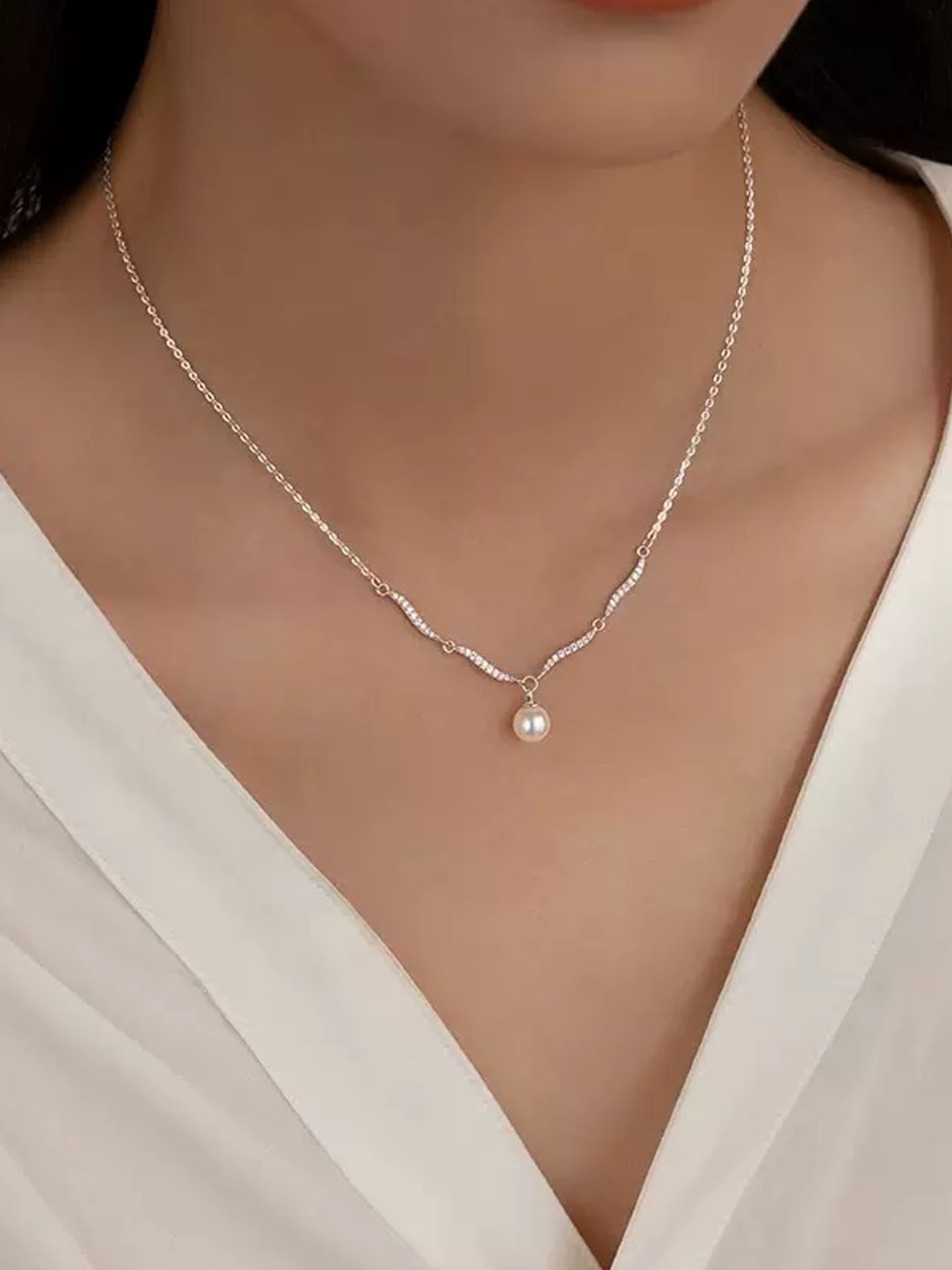 FLUID SILVER NECKLACE