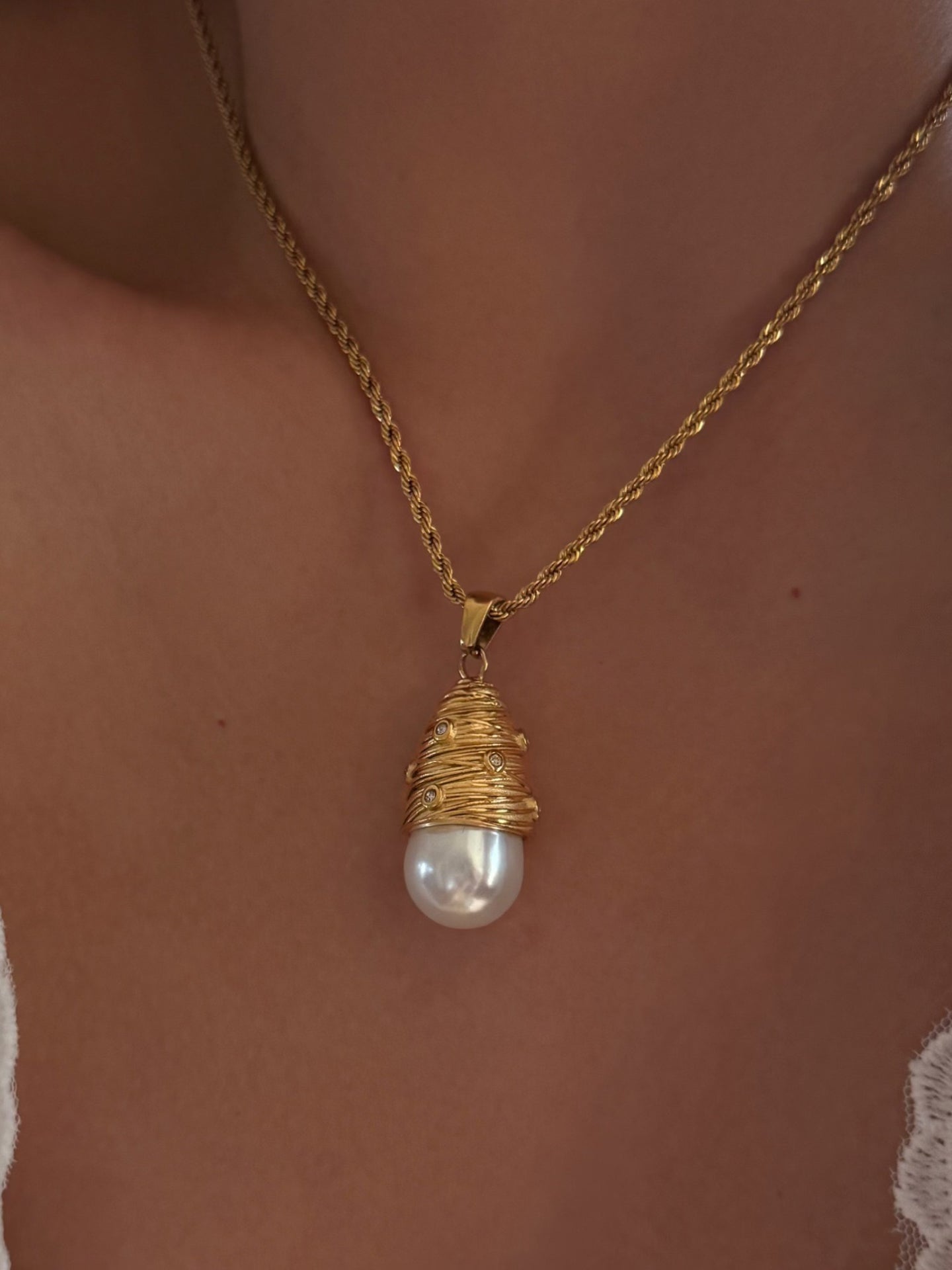 PEARL PENDANT NECKLACE