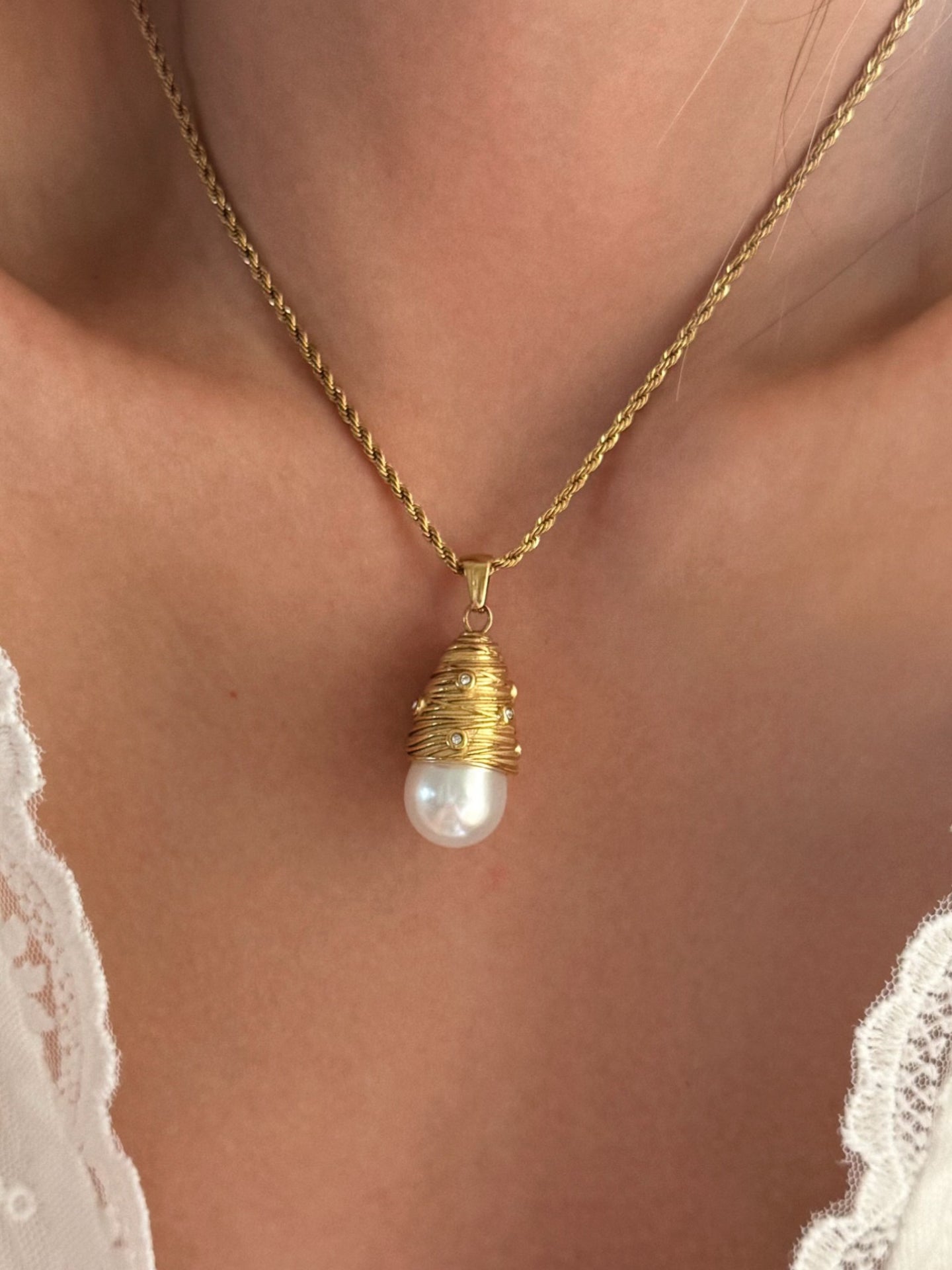 PEARL PENDANT NECKLACE