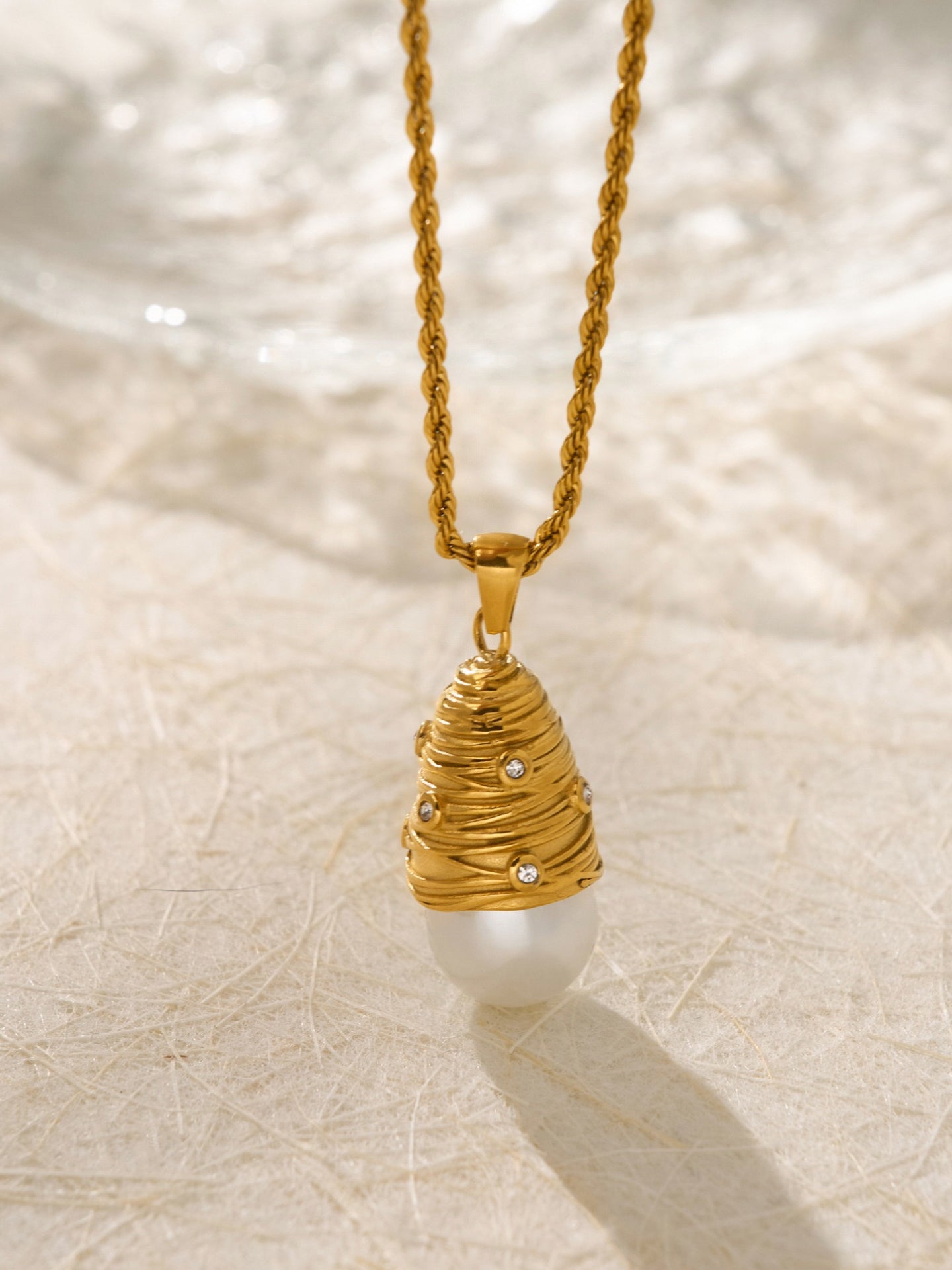 PEARL PENDANT NECKLACE