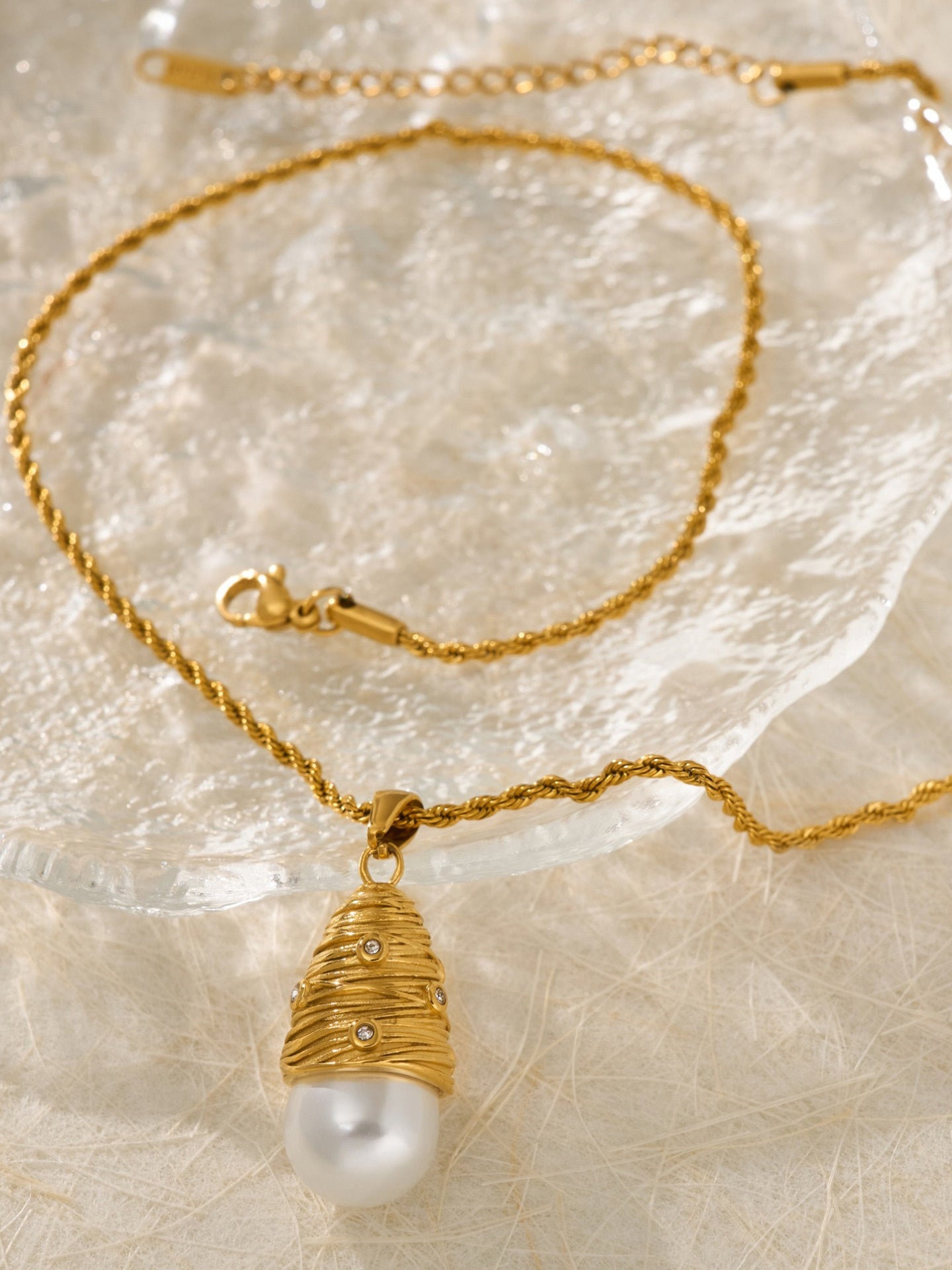 PEARL PENDANT NECKLACE