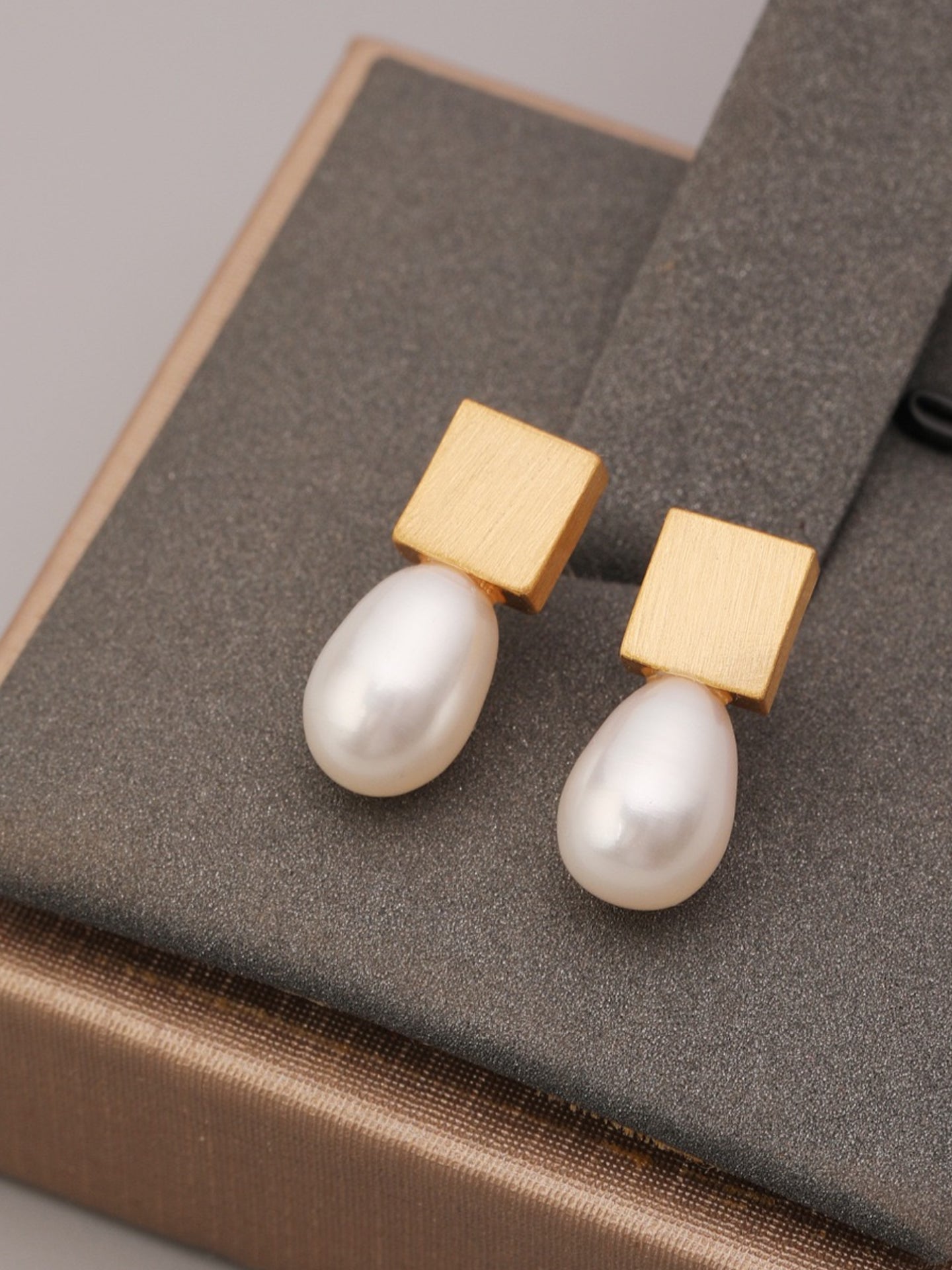 PEARL STUD EARRINGS