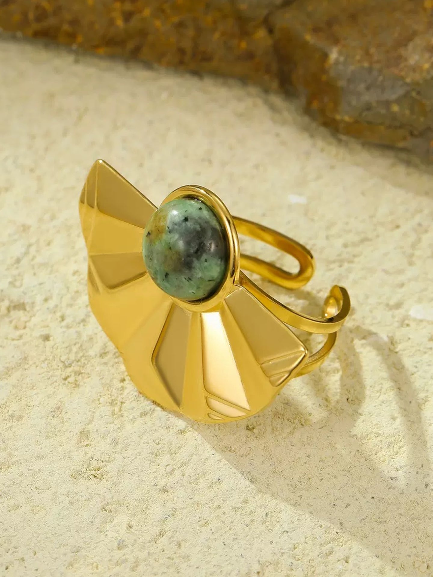 FAN-SHAPED RING