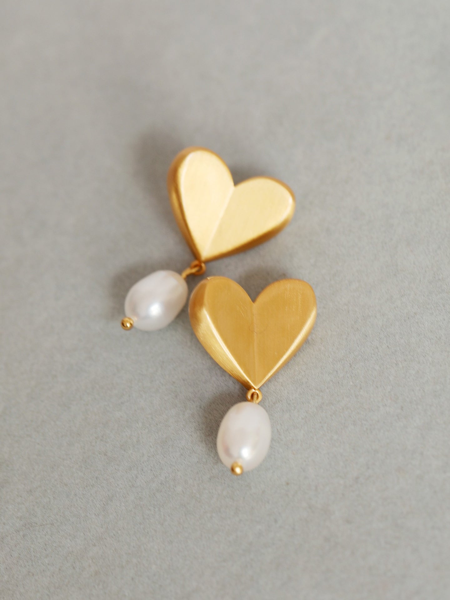 HEART PEARL STUD EARRINGS