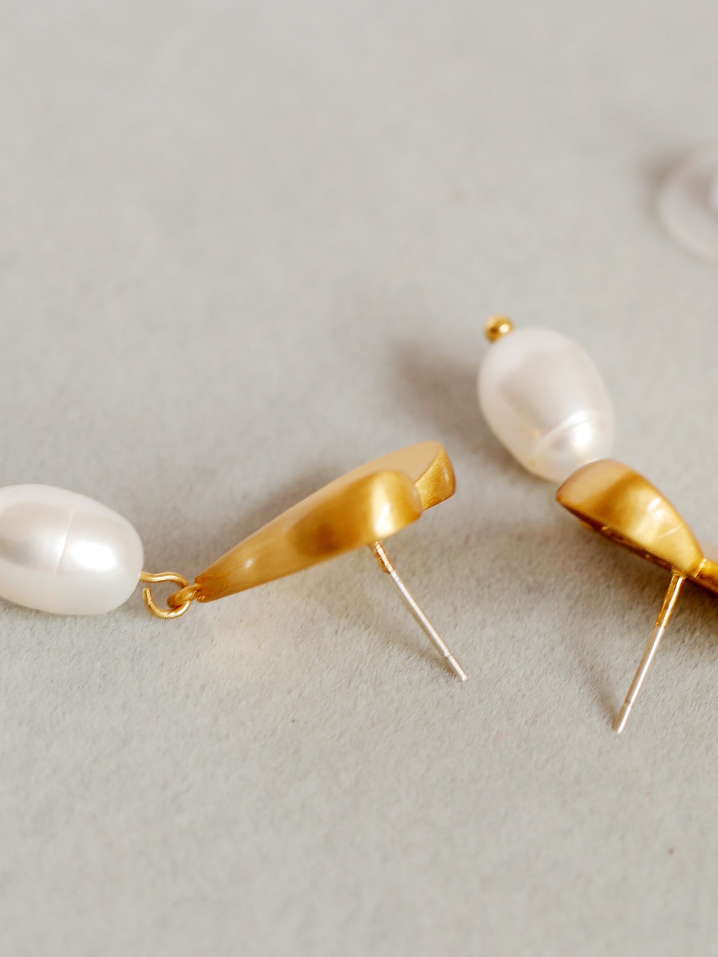 HEART PEARL STUD EARRINGS