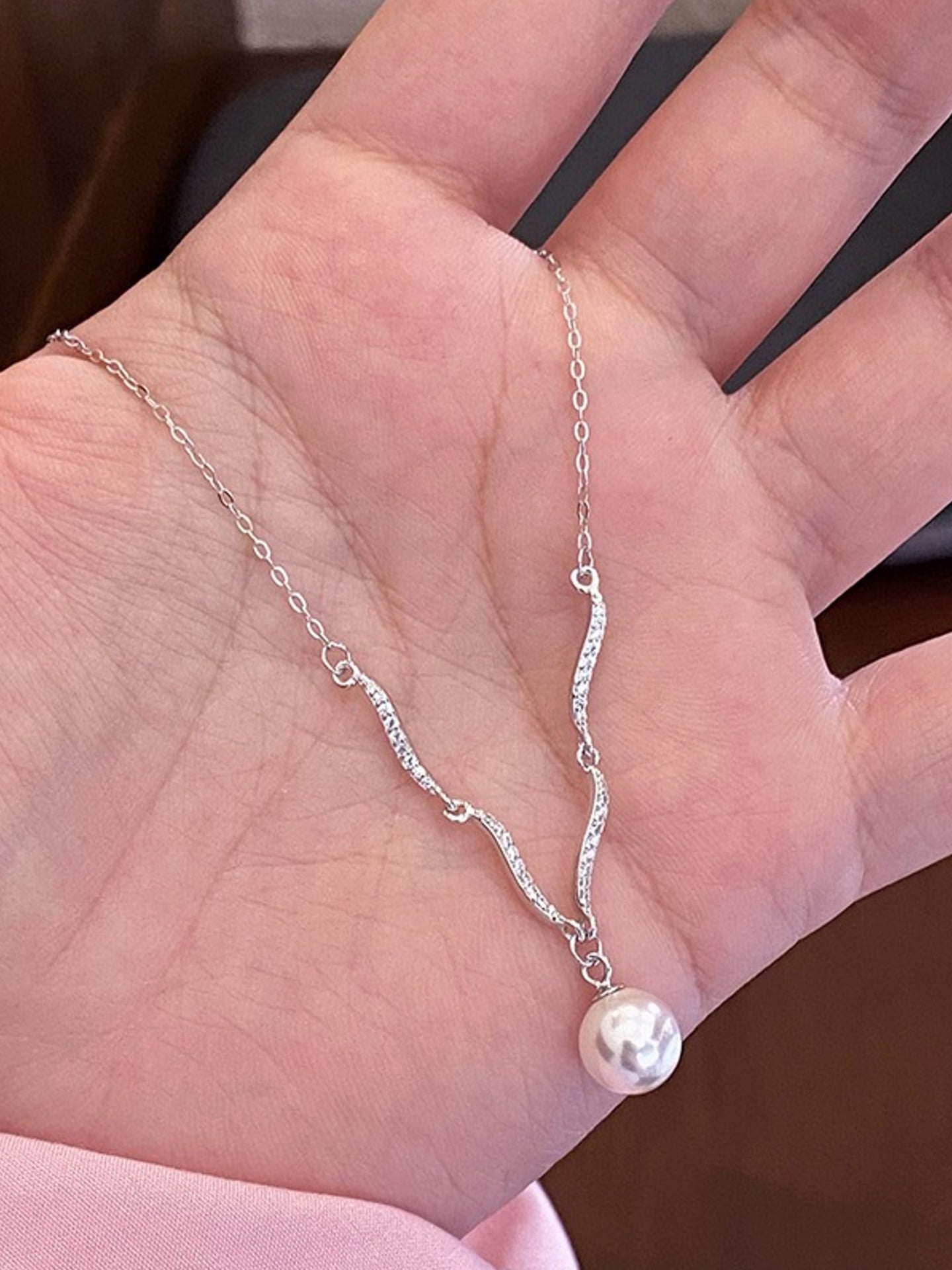 FLUID SILVER NECKLACE