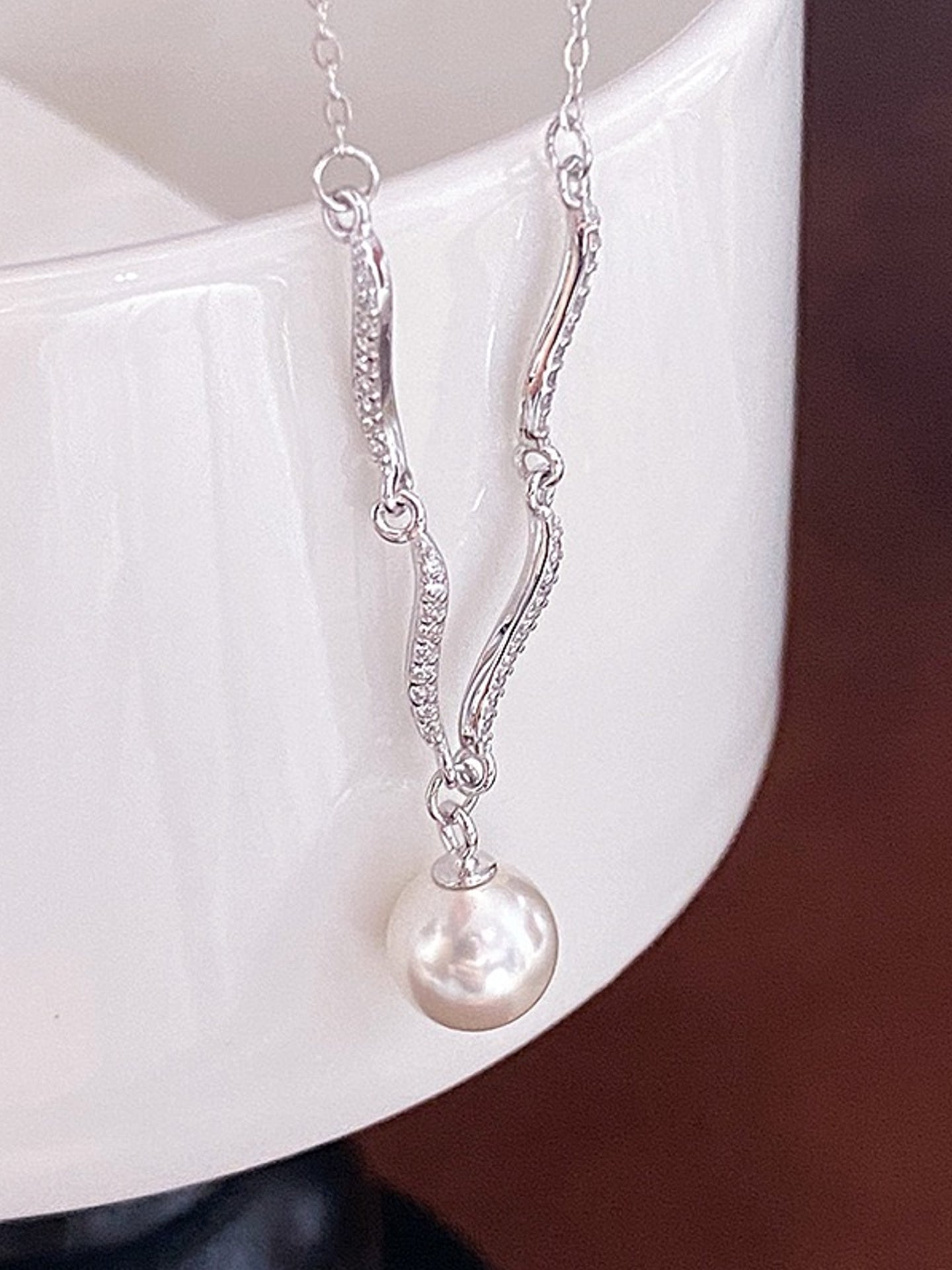 FLUID SILVER NECKLACE
