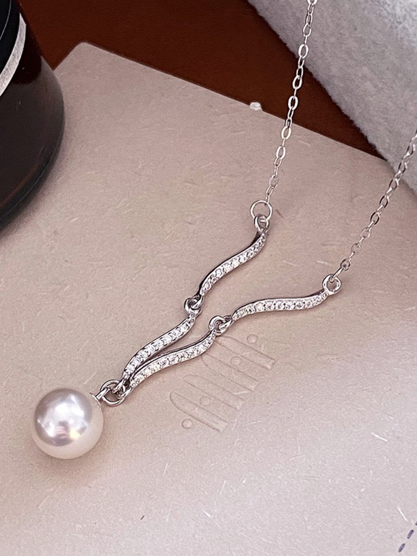 FLUID SILVER NECKLACE