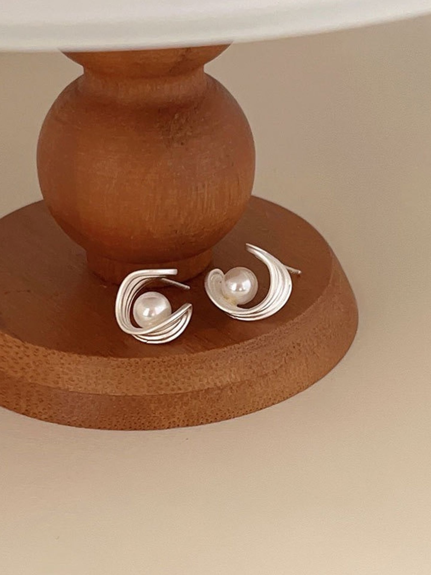 C-SHAPE PEARL EARRINGS