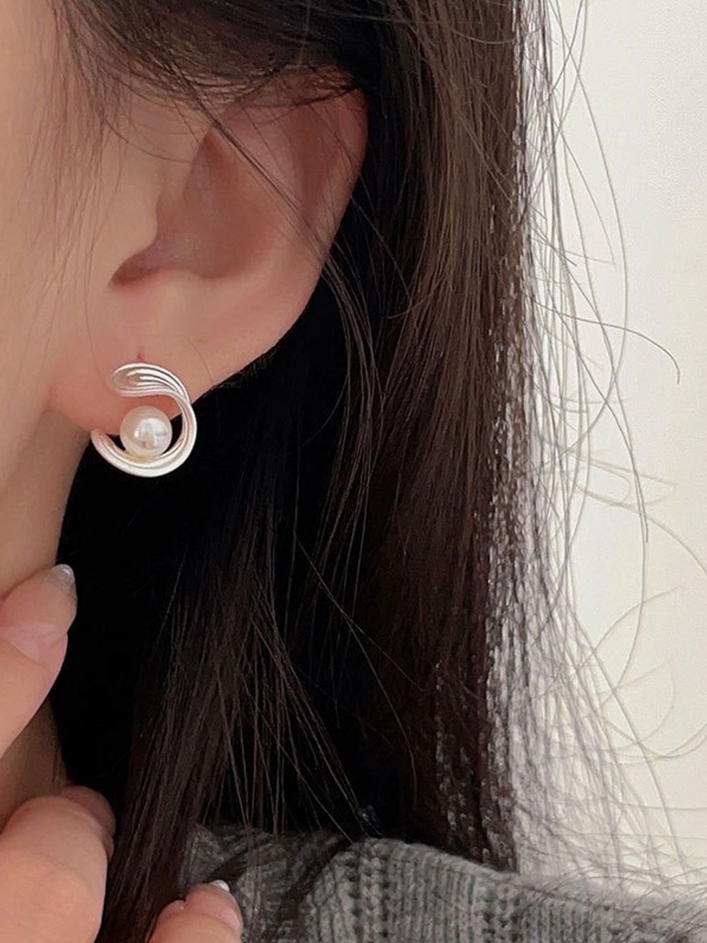 C-SHAPE PEARL EARRINGS