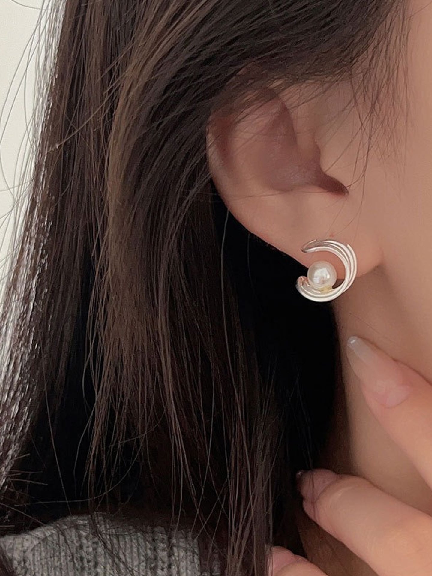 C-SHAPE PEARL EARRINGS