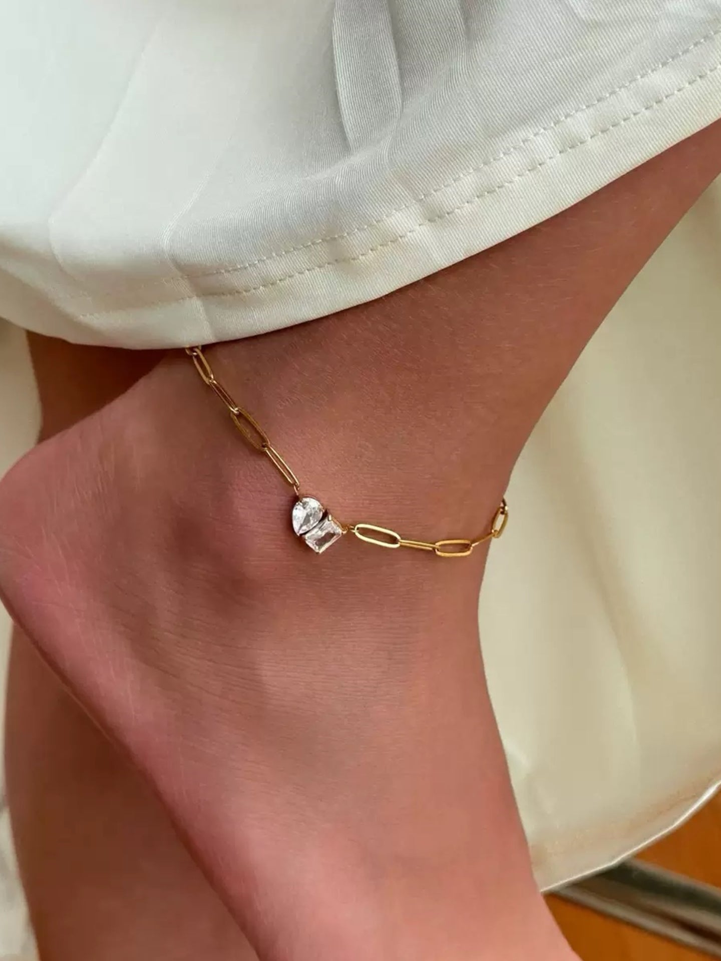 PEAR-CUT ZIRCON NECKLACE