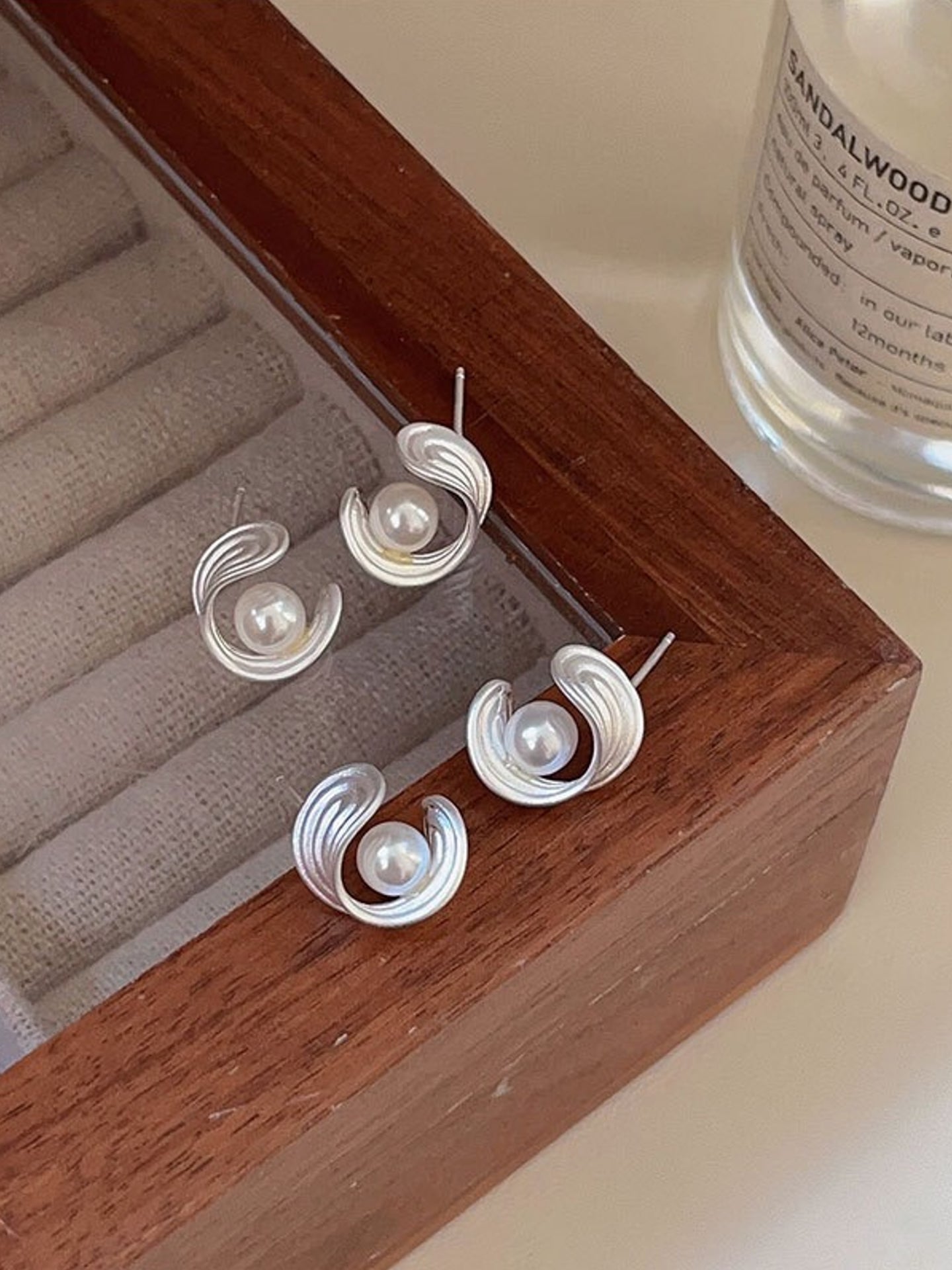 C-SHAPE PEARL EARRINGS