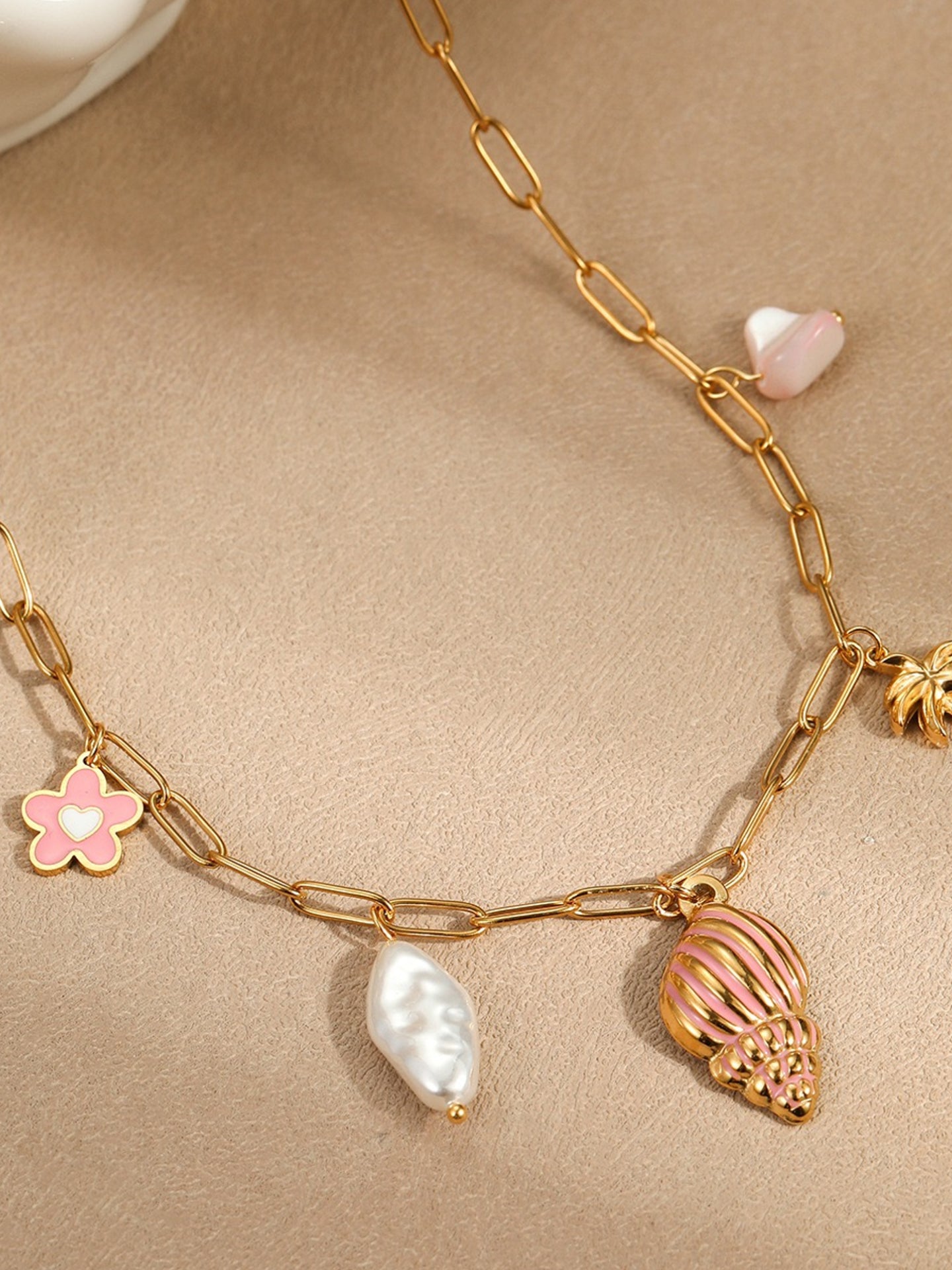 CONCH PENDANT NECKLACE