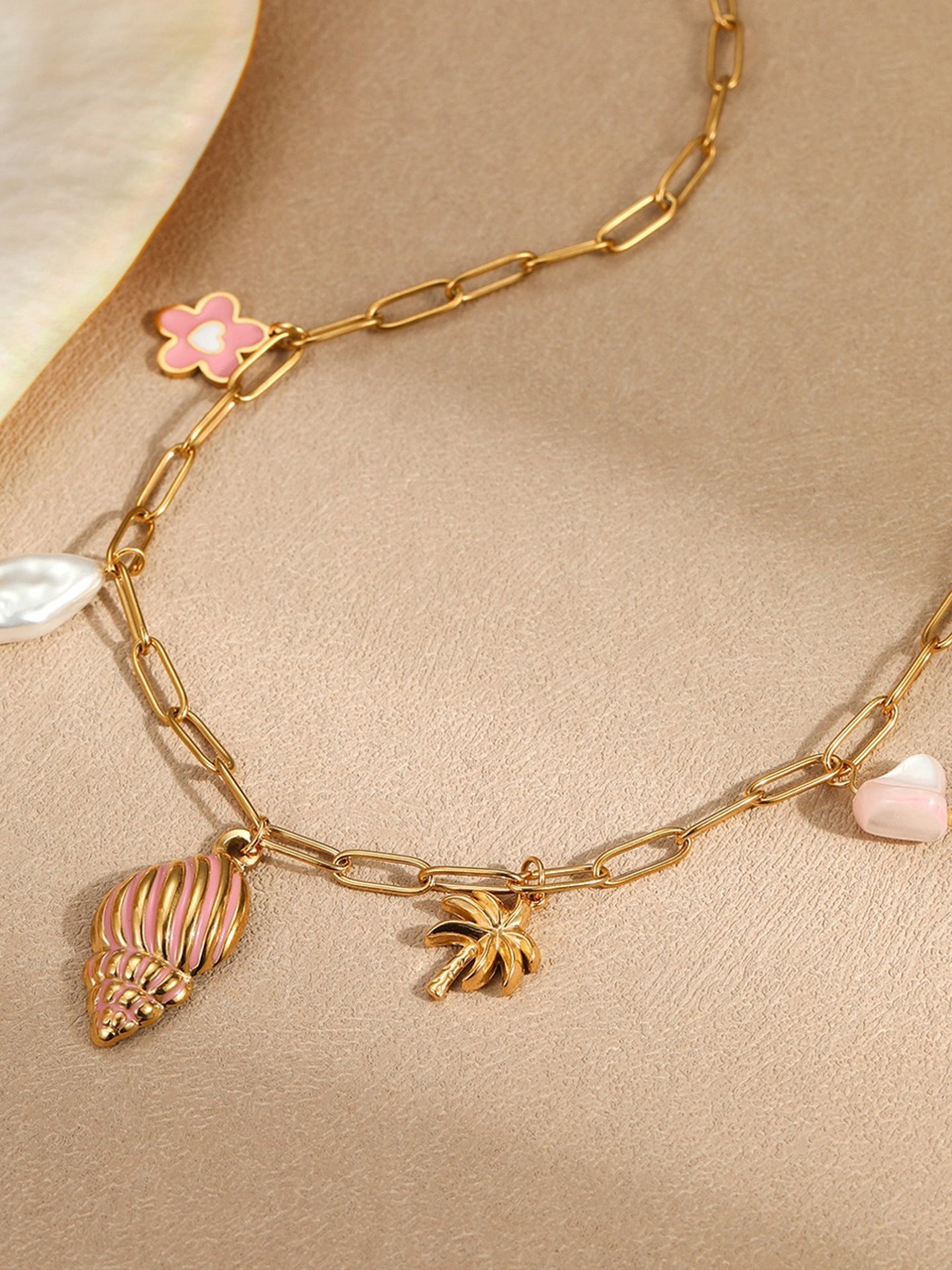 CONCH PENDANT NECKLACE