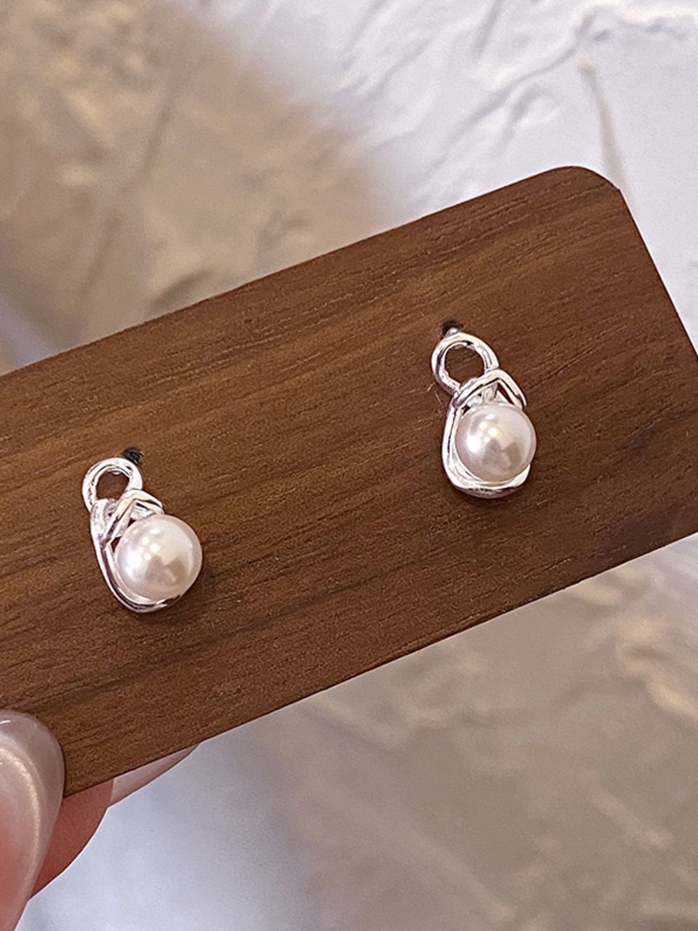 FINE PEARL STUDS