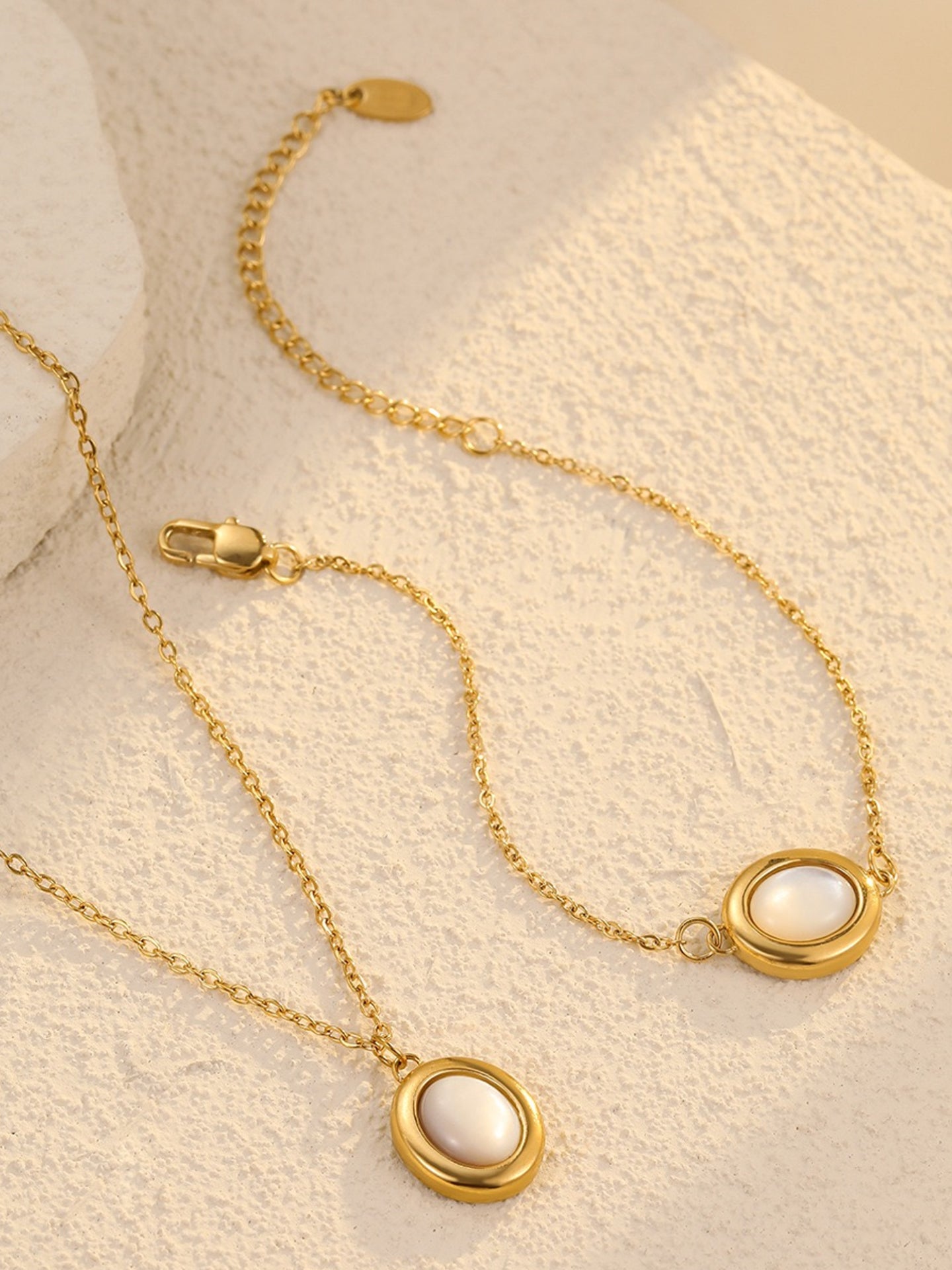 NATURAL MOTHER-OF-PEARL NECKLACE