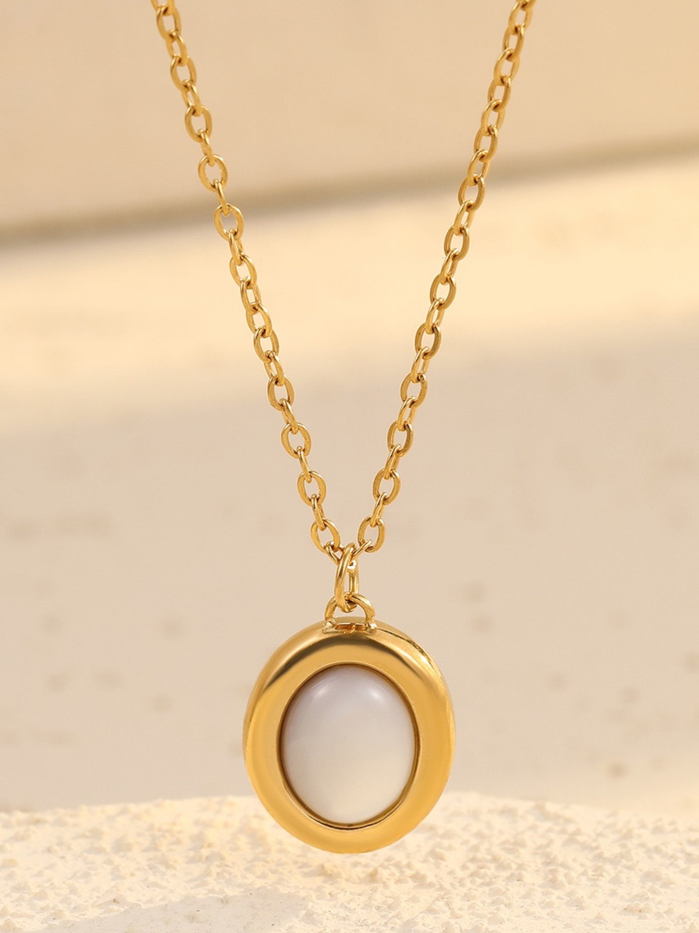 NATURAL MOTHER-OF-PEARL NECKLACE