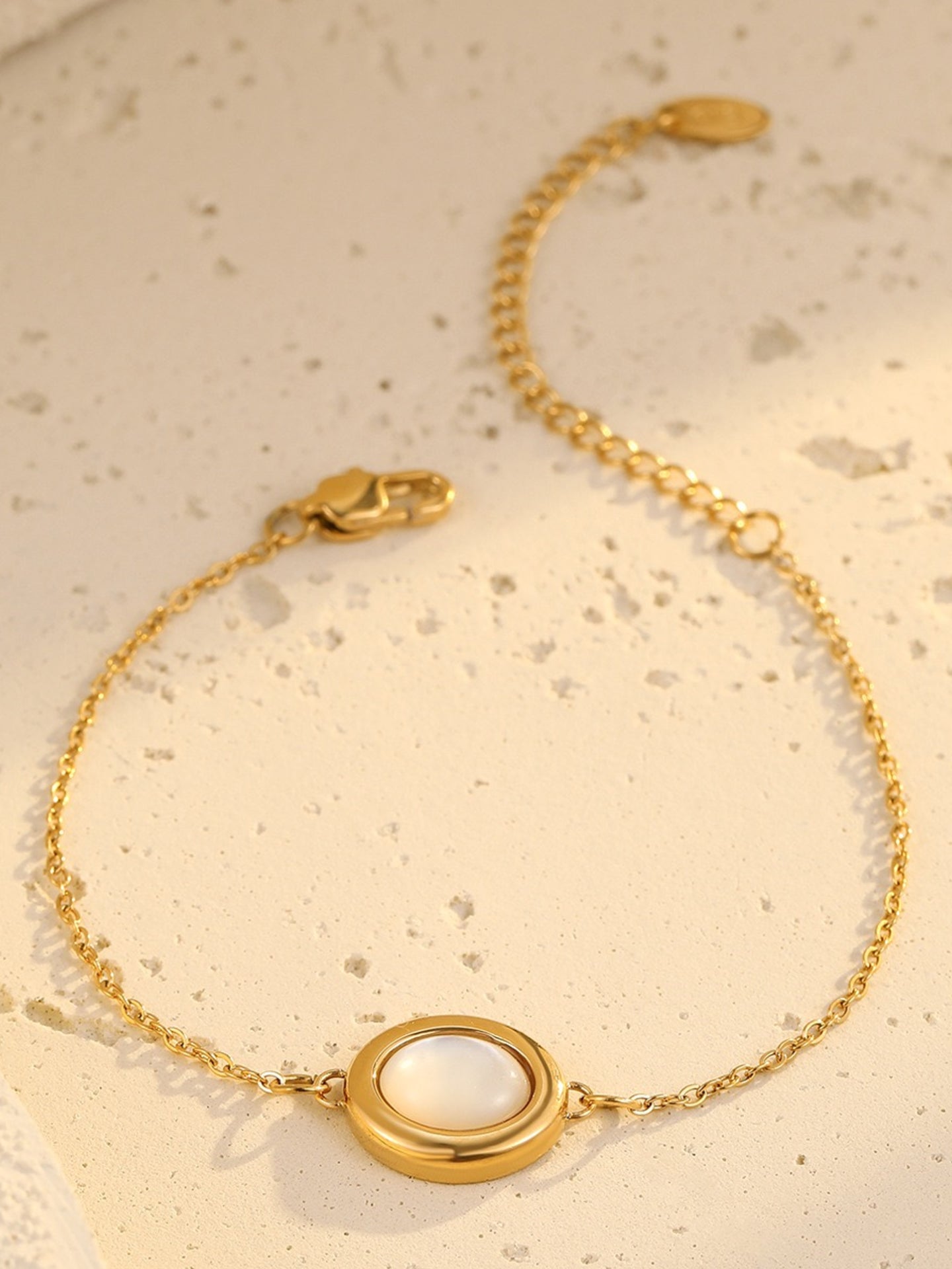 NATURAL MOTHER-OF-PEARL NECKLACE