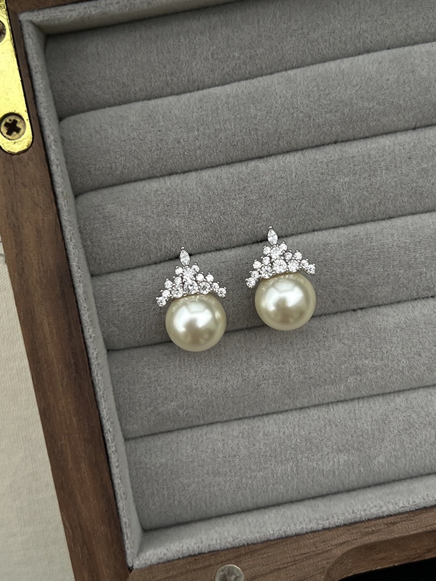 CROWN PEARL EARRINGS
