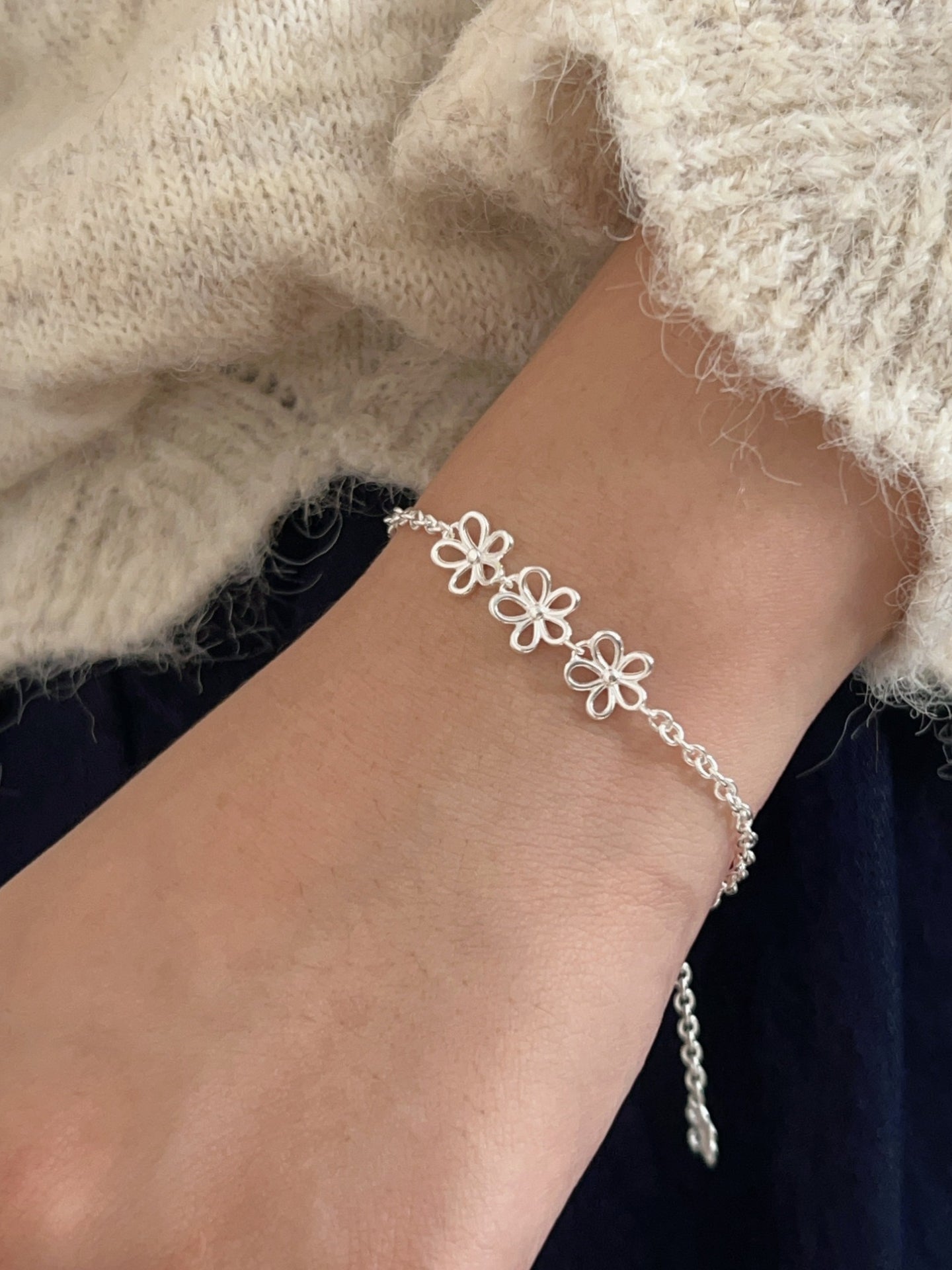 OPENWORK FLOWER BRACELET