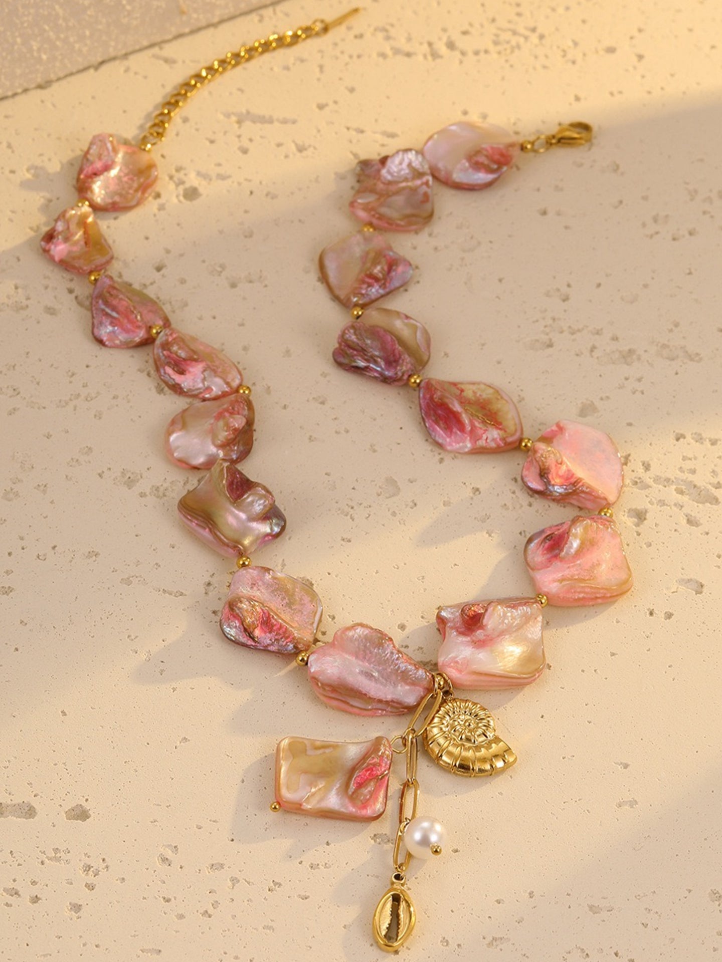 SUNSET FISHER SHELL NECKLACE