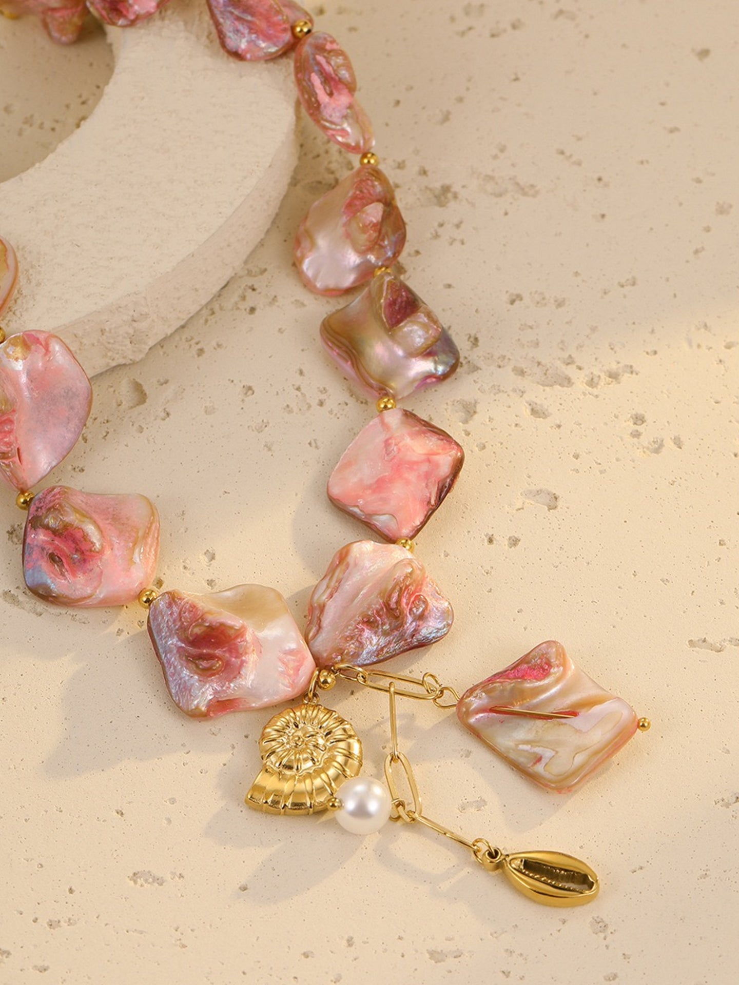 SUNSET FISHER SHELL NECKLACE