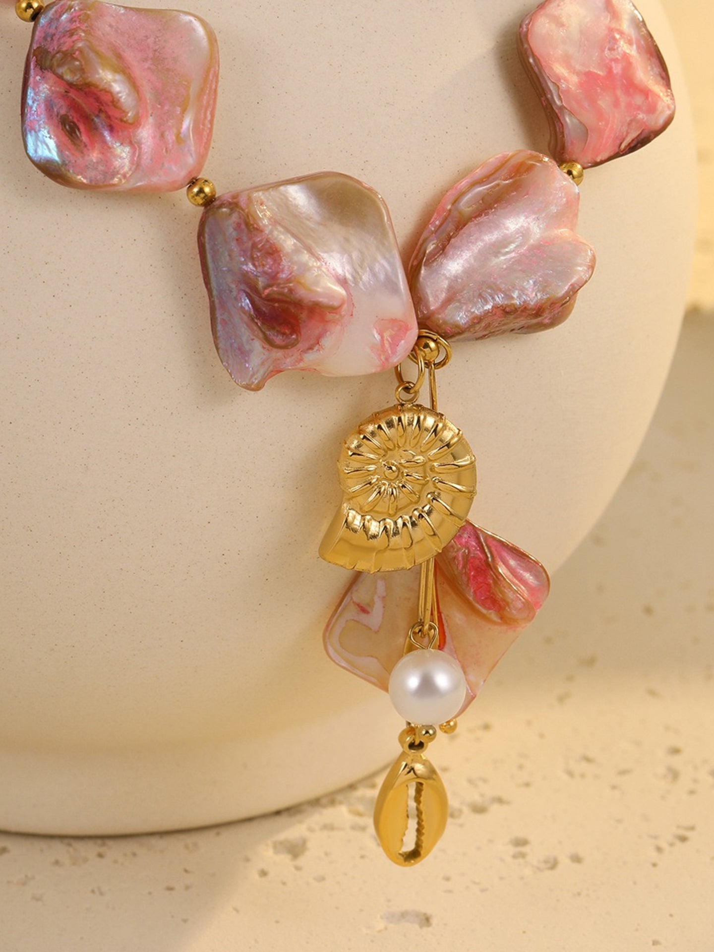 SUNSET FISHER SHELL NECKLACE